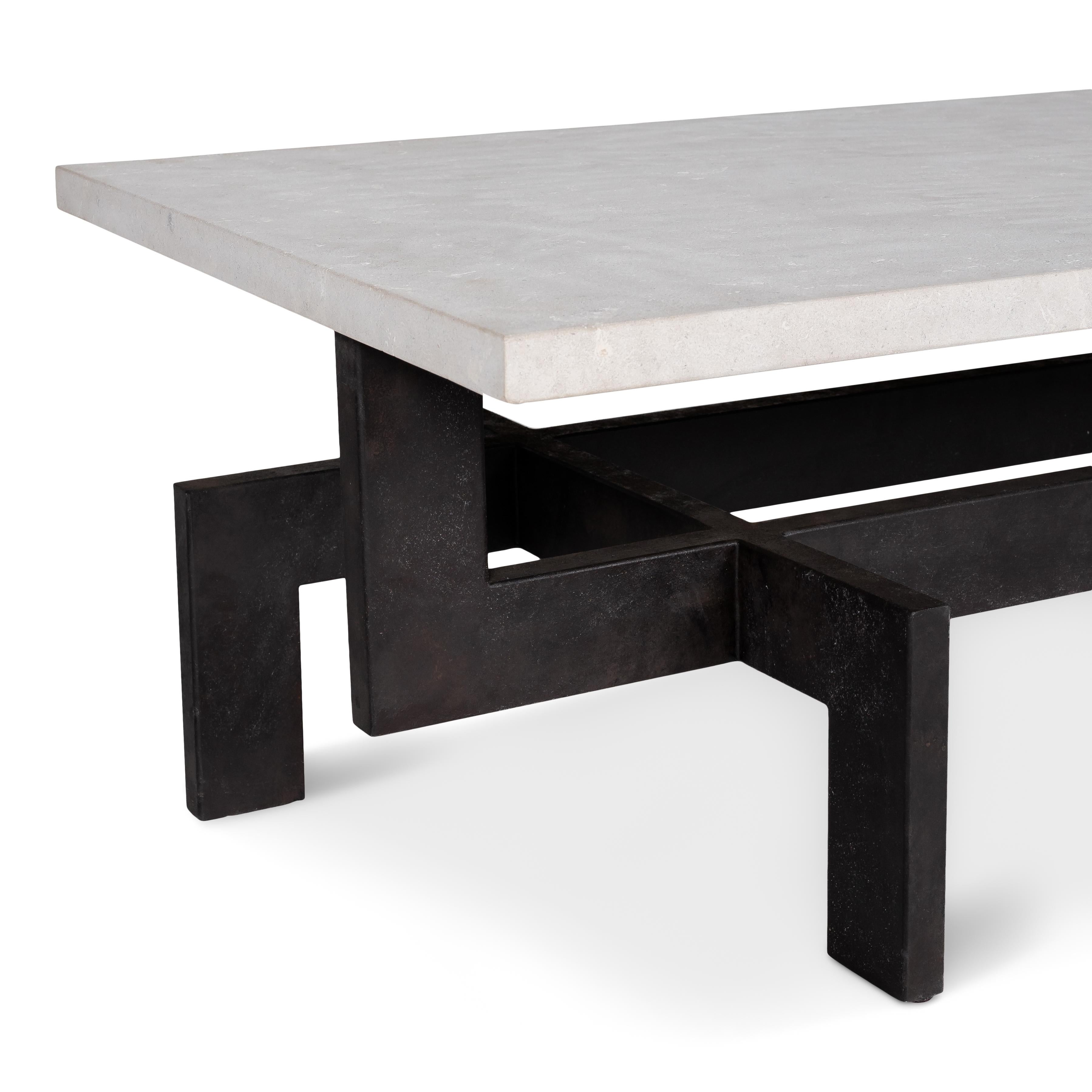 Patiné Table basse moderniste en acier patiné avec plateau en pierre calcaire en vente