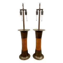 Paire de lampes de bureau modernistes en laiton patiné et bois tourné