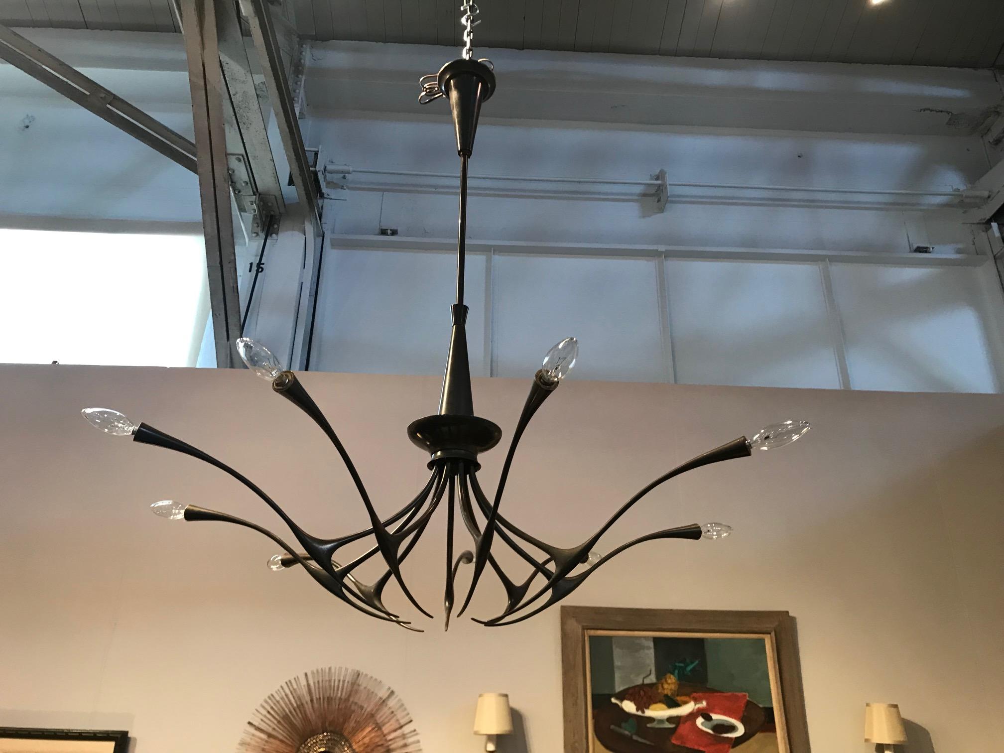 Modernist Patinated Brass Chandelier by Oscar Torlasco In Good Condition For Sale In Montreal, QC