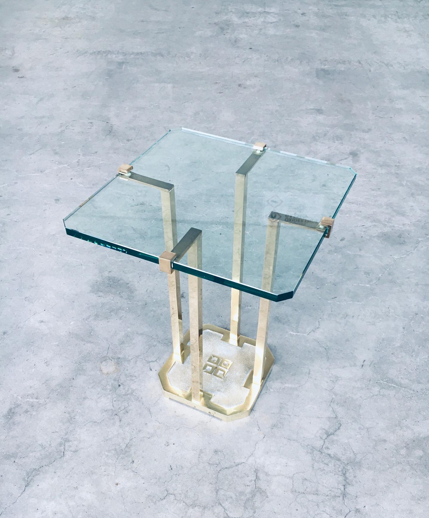 Postmoderne Table d'appoint moderniste en laiton patiné et verre Modèle T18 de Peter Ghyczy, 1970 en vente