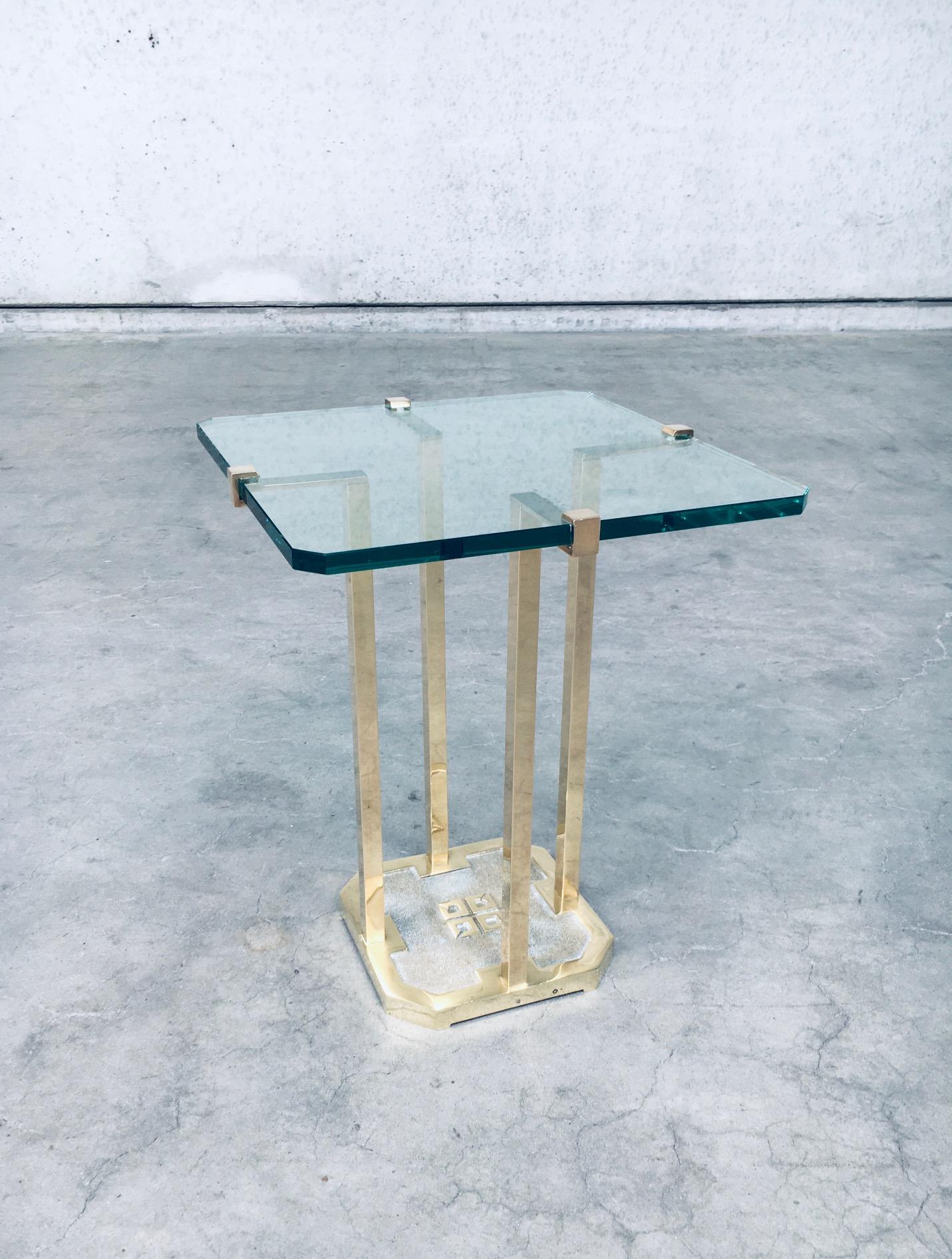 Modernist Patinated Brass & Glass Side Table Model T18 by Peter Ghyczy, 1970's In Good Condition For Sale In Oud-Turnhout, VAN
