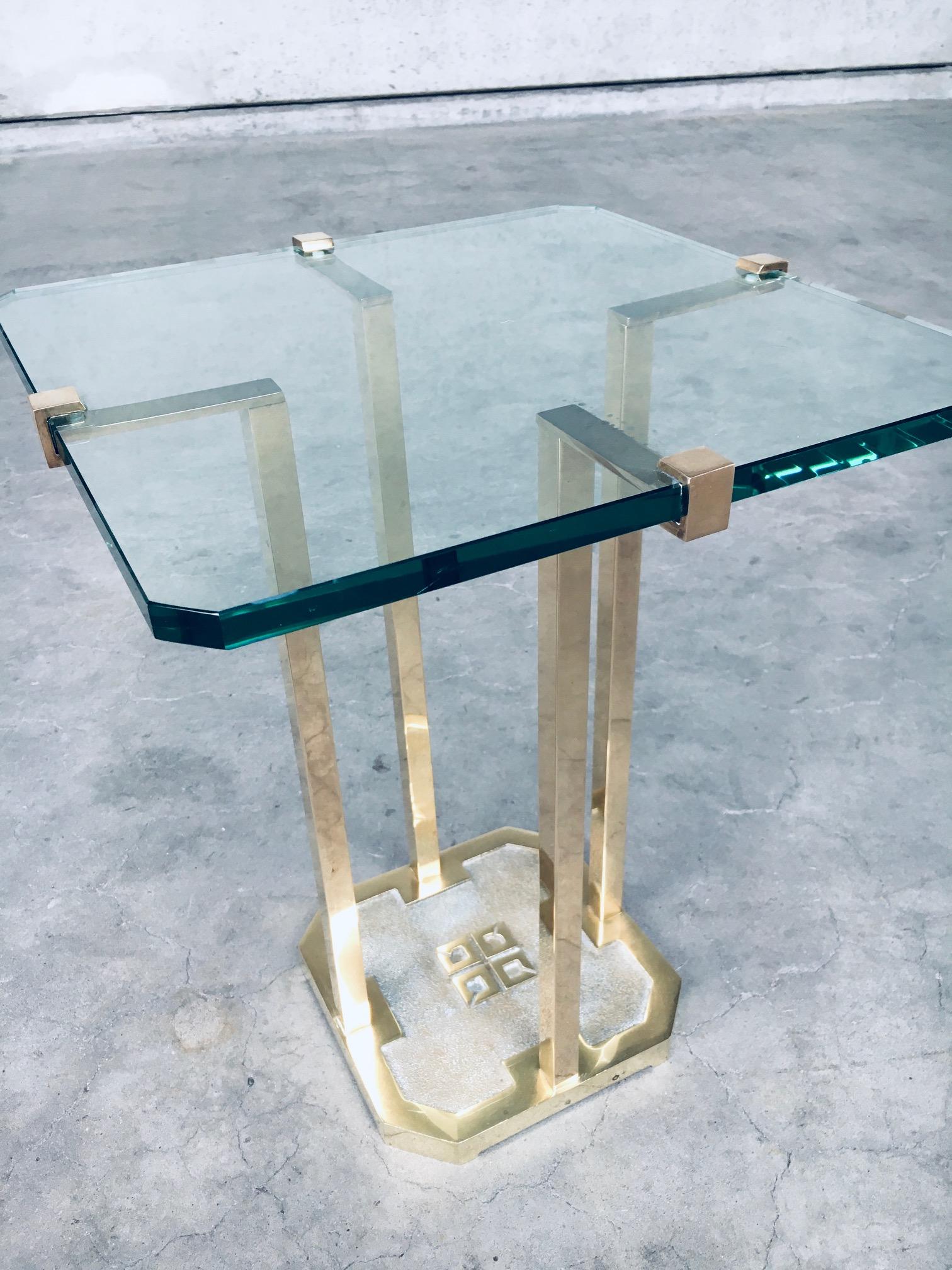 Laiton Table d'appoint moderniste en laiton patiné et verre Modèle T18 de Peter Ghyczy, 1970 en vente