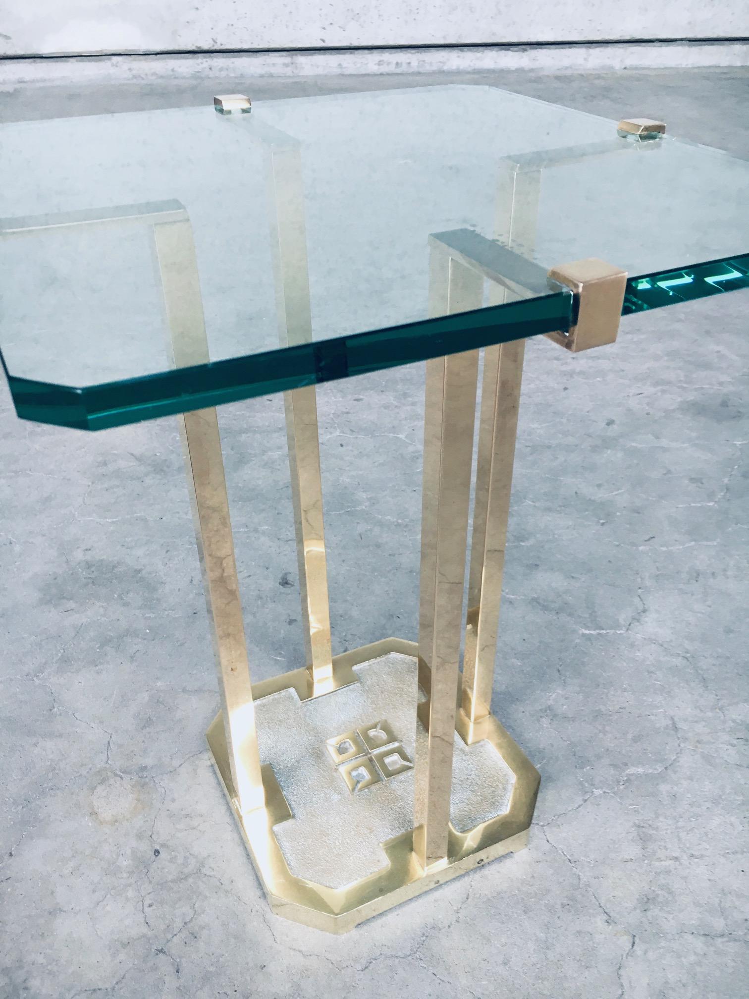 Table d'appoint moderniste en laiton patiné et verre Modèle T18 de Peter Ghyczy, 1970 en vente 1
