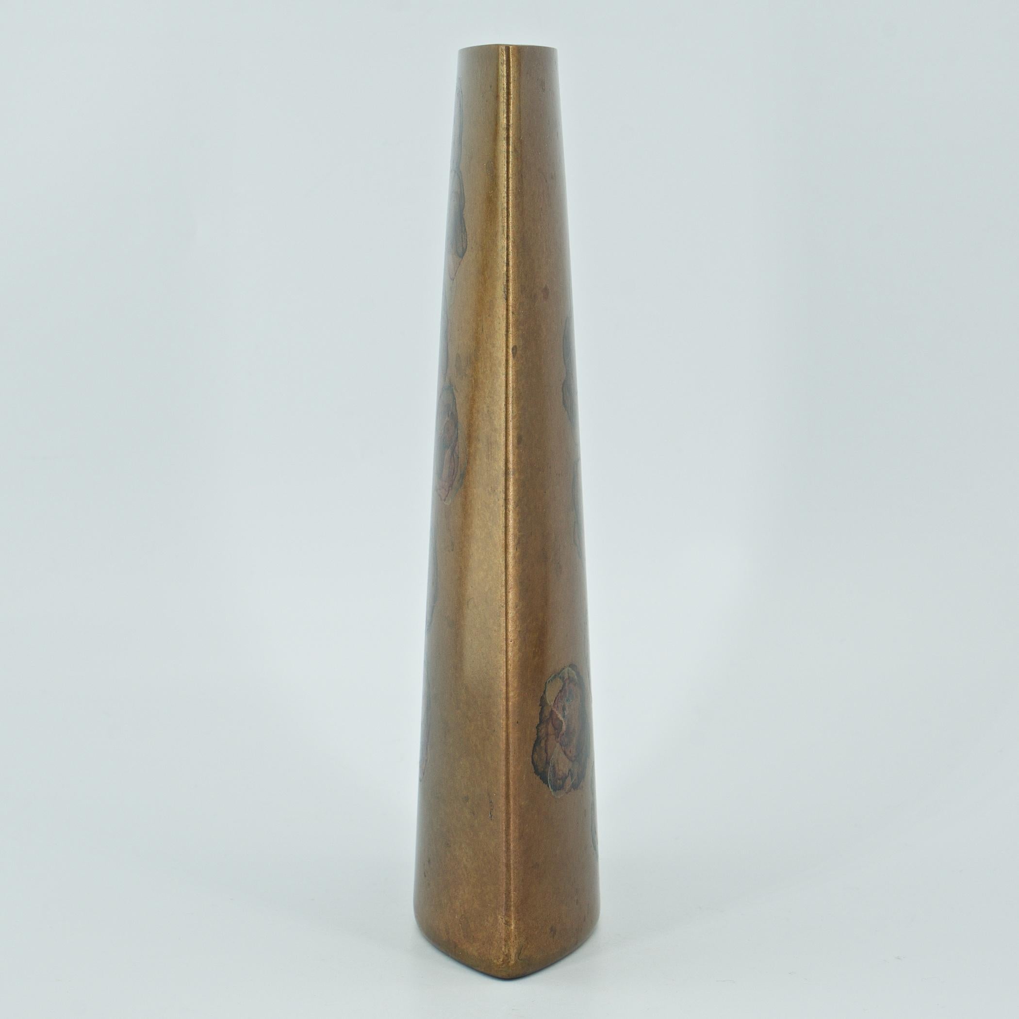 Patiné Vase à fleurs de manteau en bronze patiné moderniste signé par un artisan inconnu en vente