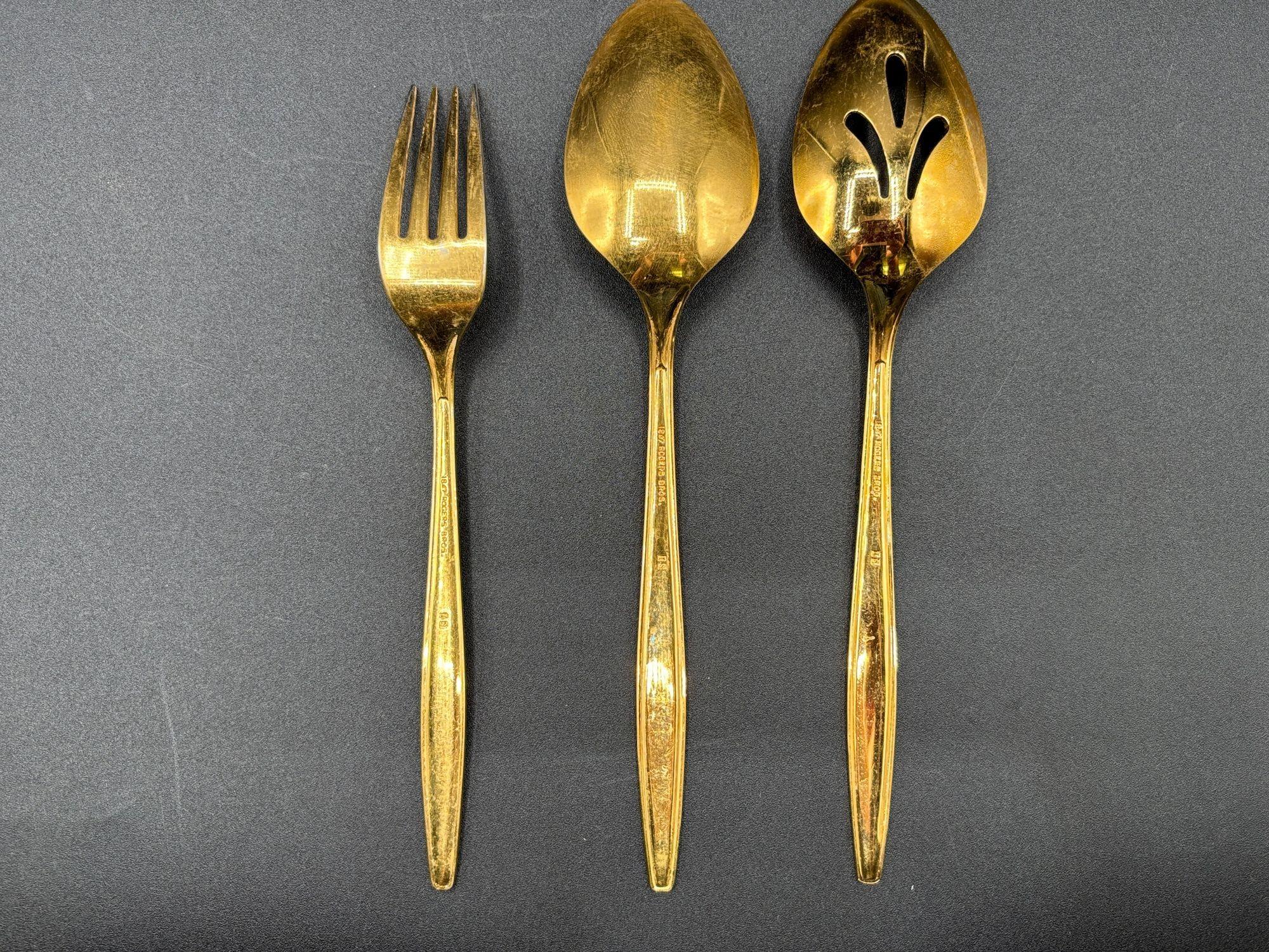 Set di 92 posate in acciaio inox placcato oro con motivo modernista di 1847 Rogers & Bros. in vendita 3