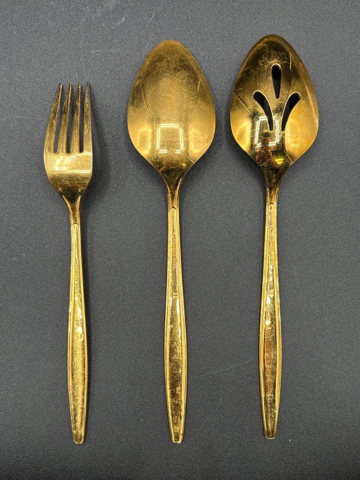 Set di 92 posate in acciaio inox placcato oro con motivo modernista di 1847 Rogers & Bros. in vendita 4