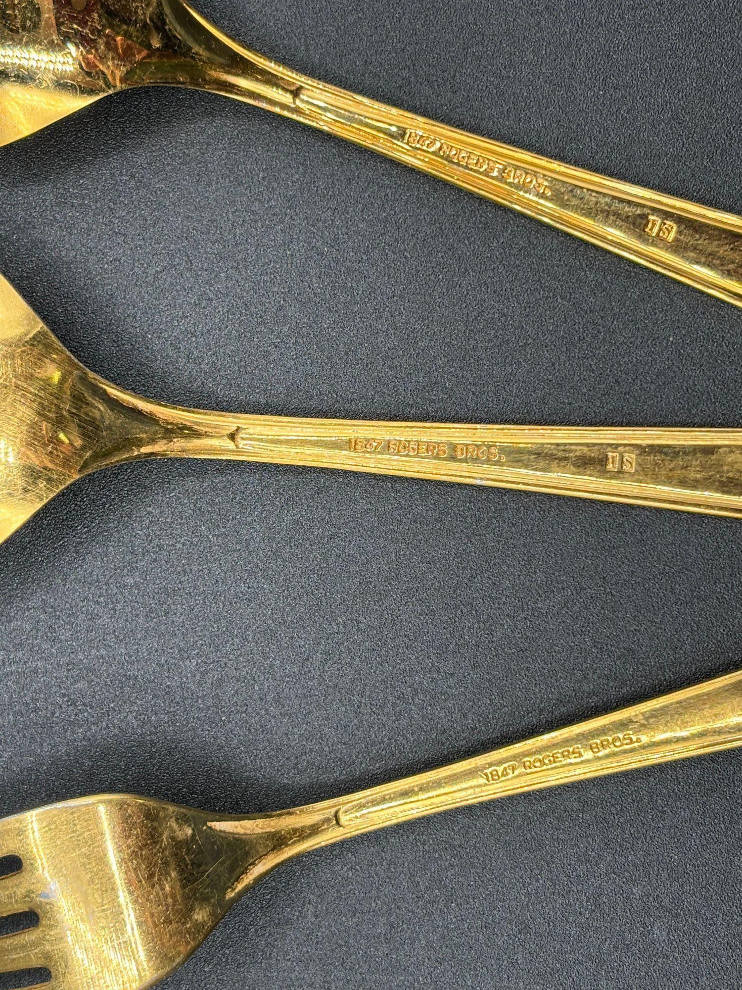 Set di 92 posate in acciaio inox placcato oro con motivo modernista di 1847 Rogers & Bros. in vendita 6