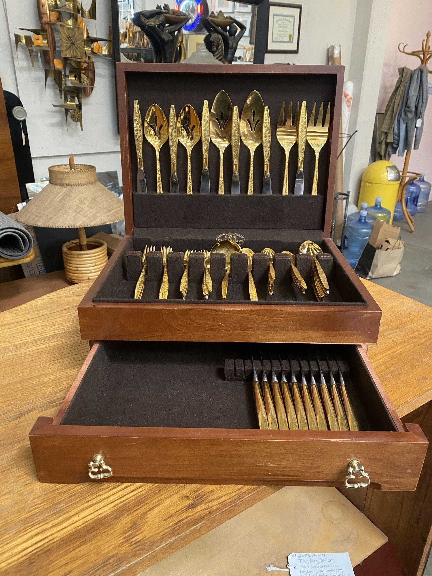 Questa splendida posata placcata in oro di 1847 Rogers Bros. è una vera e propria opera d'arte. Questo set da 92 pezzi è caratterizzato da una forma geometrica con una decorazione centrale che presenta un bellissimo motivo modernista di metà secolo