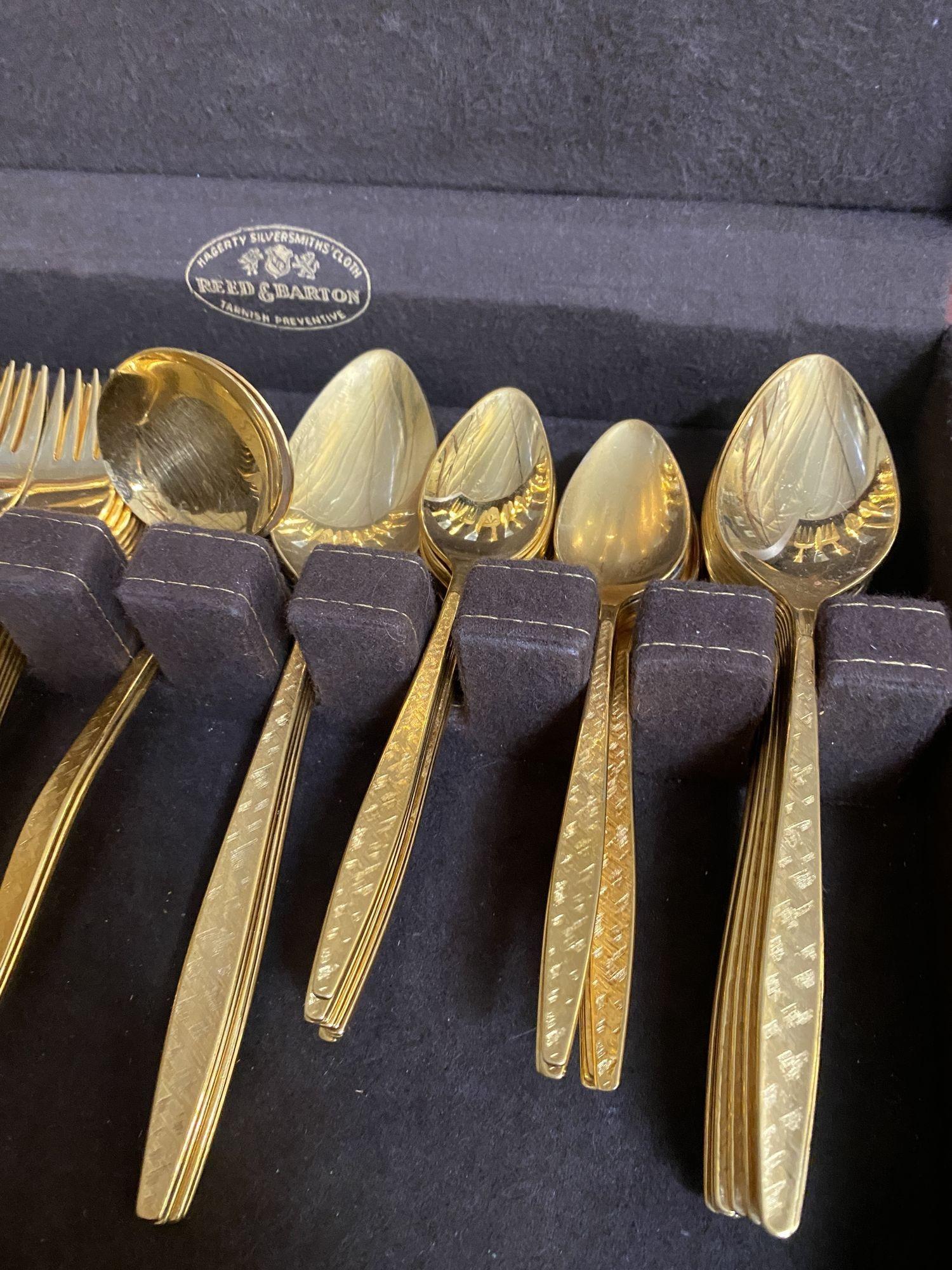 Metà XX secolo Set di 92 posate in acciaio inox placcato oro con motivo modernista di 1847 Rogers & Bros. in vendita