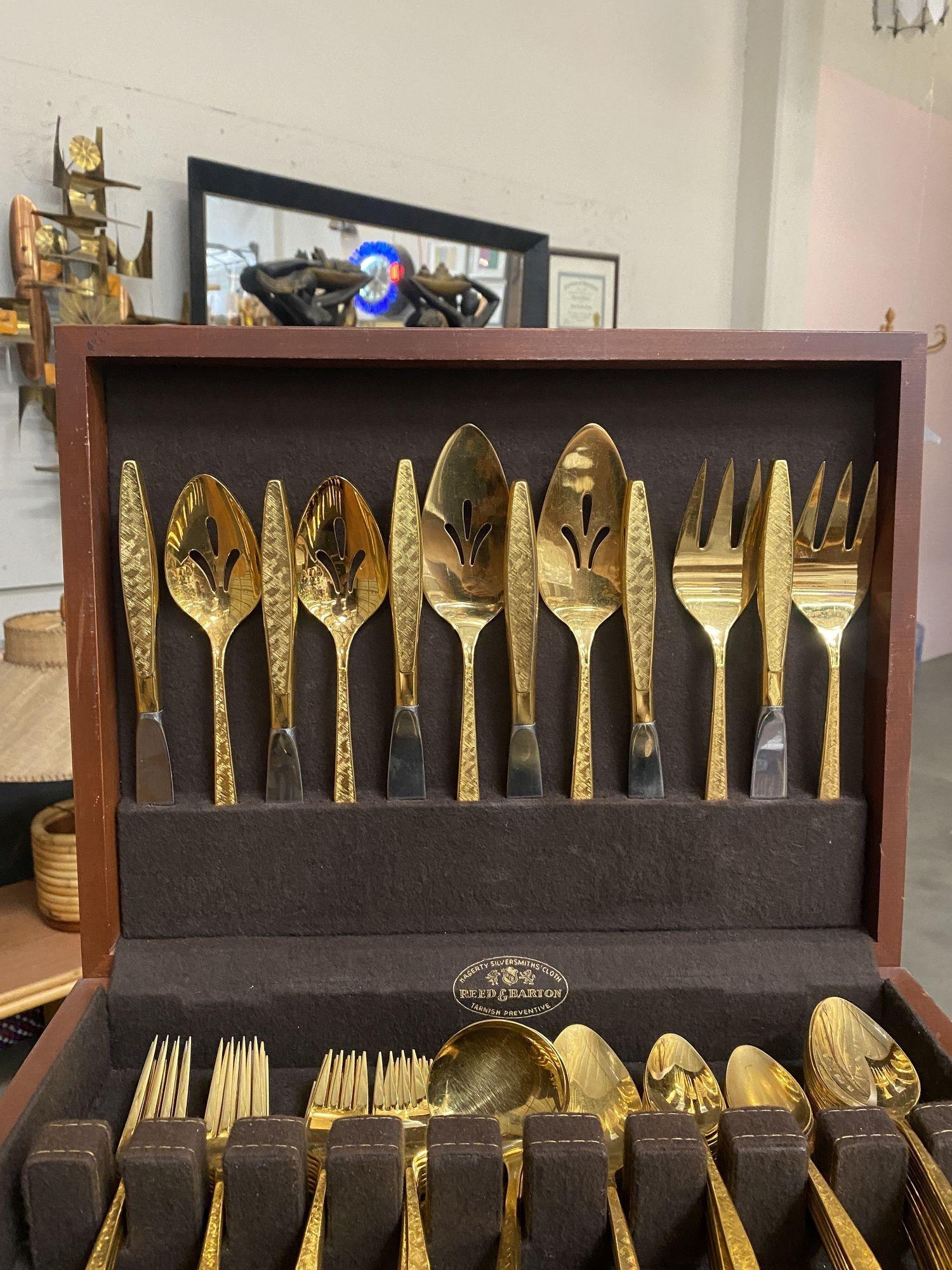 Modernist Pattern Gold Plated Stainless Flatware Set of 92 by Reed and Barton In Excellent Condition For Sale In Van Nuys, CA
