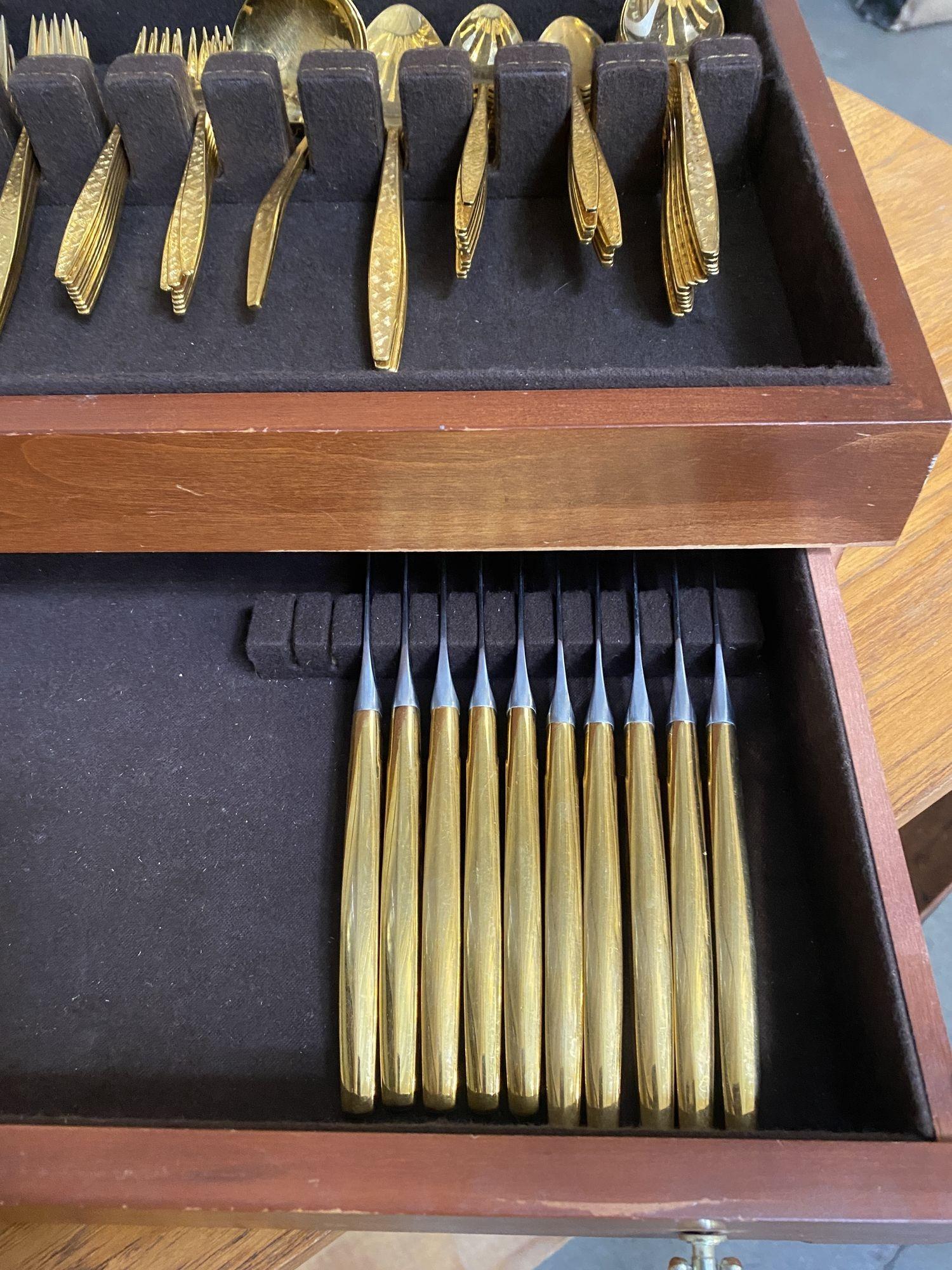 Mid-20th Century Modernist Pattern Gold Plated Stainless Flatware Set of 92 by Reed and Barton For Sale