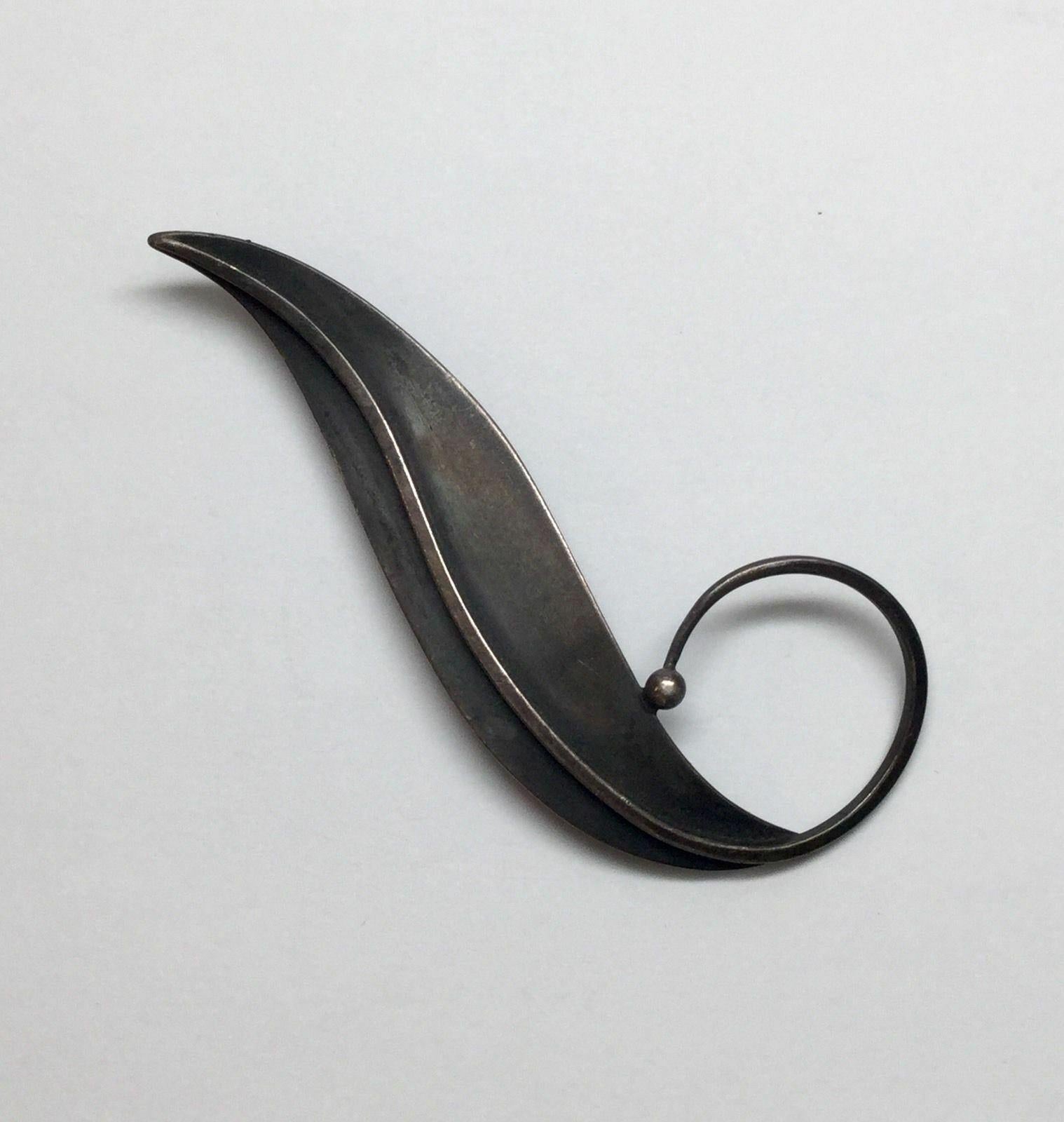Modernist Paul Lobel sterling silver curved leaf pin brooch.

Marked: LOBEL STERLING.

Measures: 3 5/8