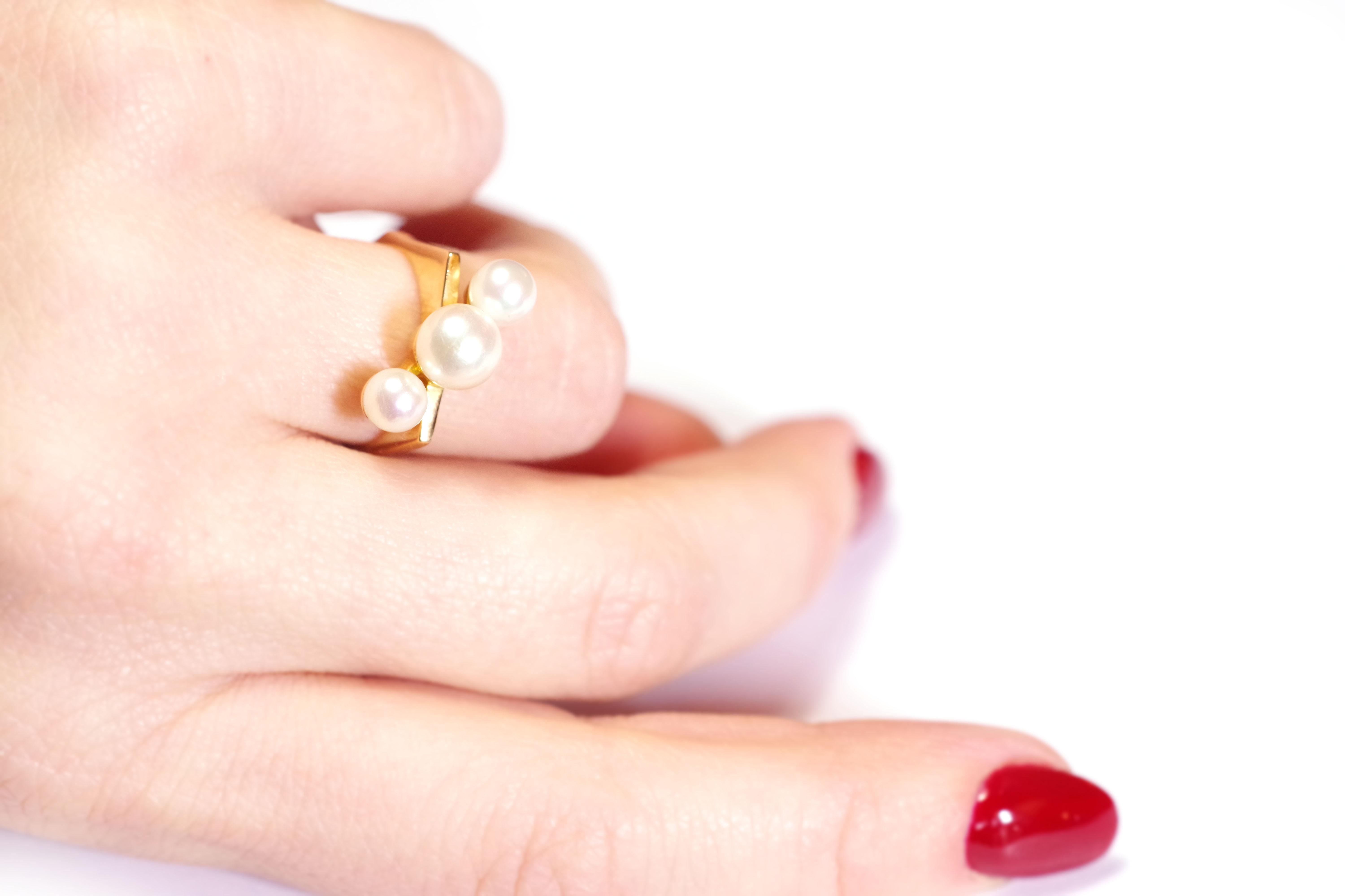 Modernist Pearl Ring in 18k Gold, Geometric Ring, Cultured Pearl In Fair Condition For Sale In PARIS, FR