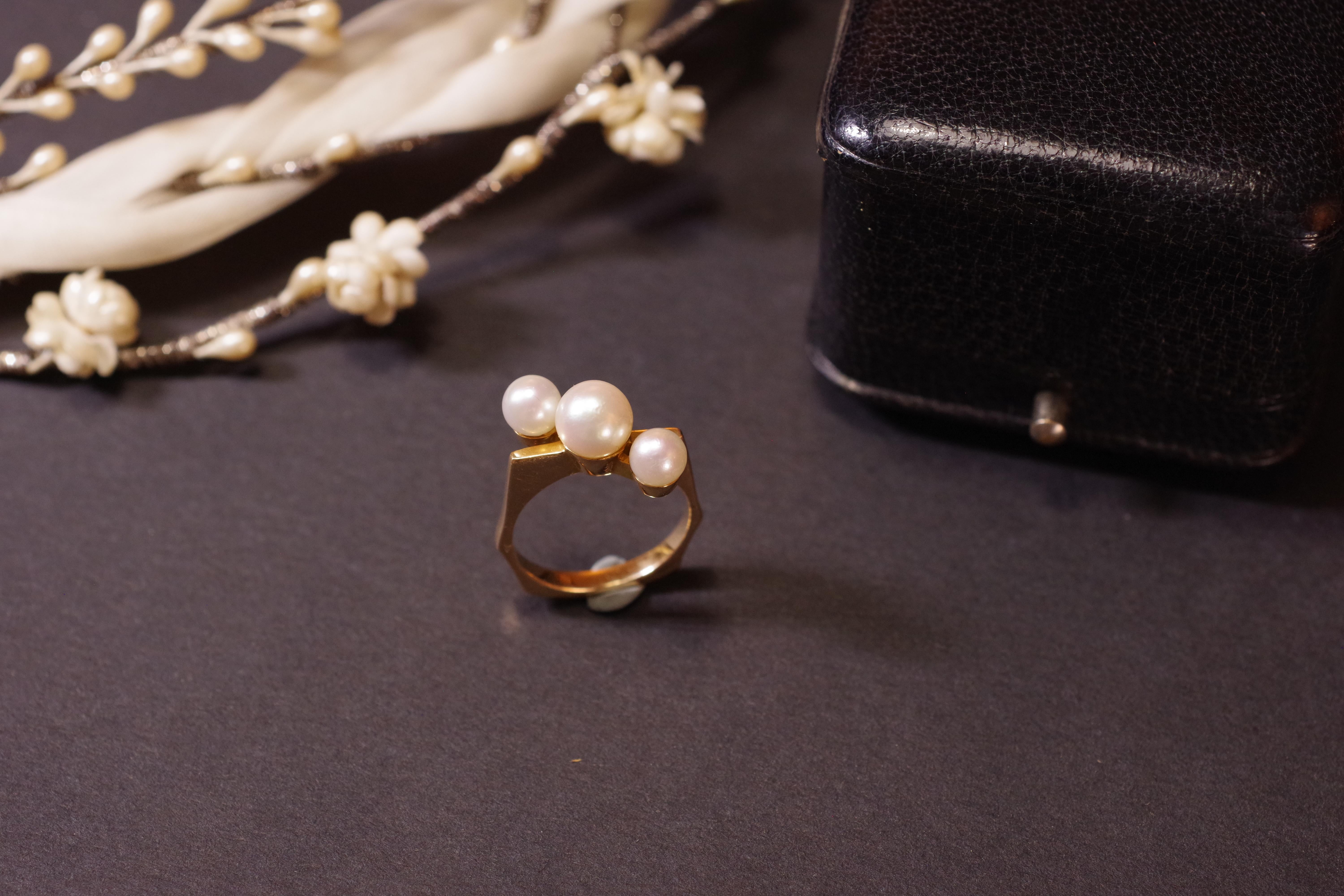 Modernist Pearl Ring in 18k Gold, Geometric Ring, Cultured Pearl For Sale 2