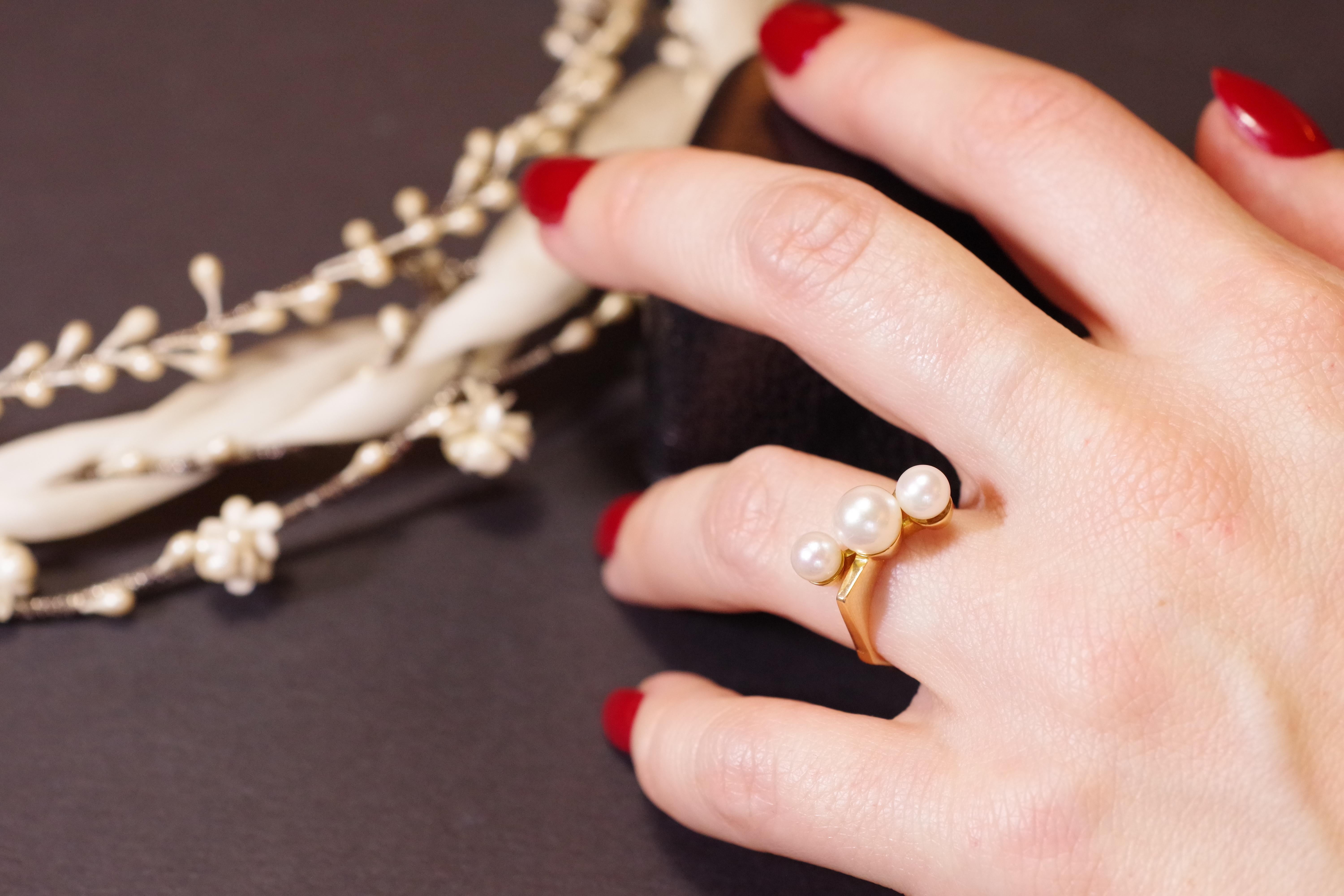 Modernist Pearl Ring in 18k Gold, Geometric Ring, Cultured Pearl For Sale 3