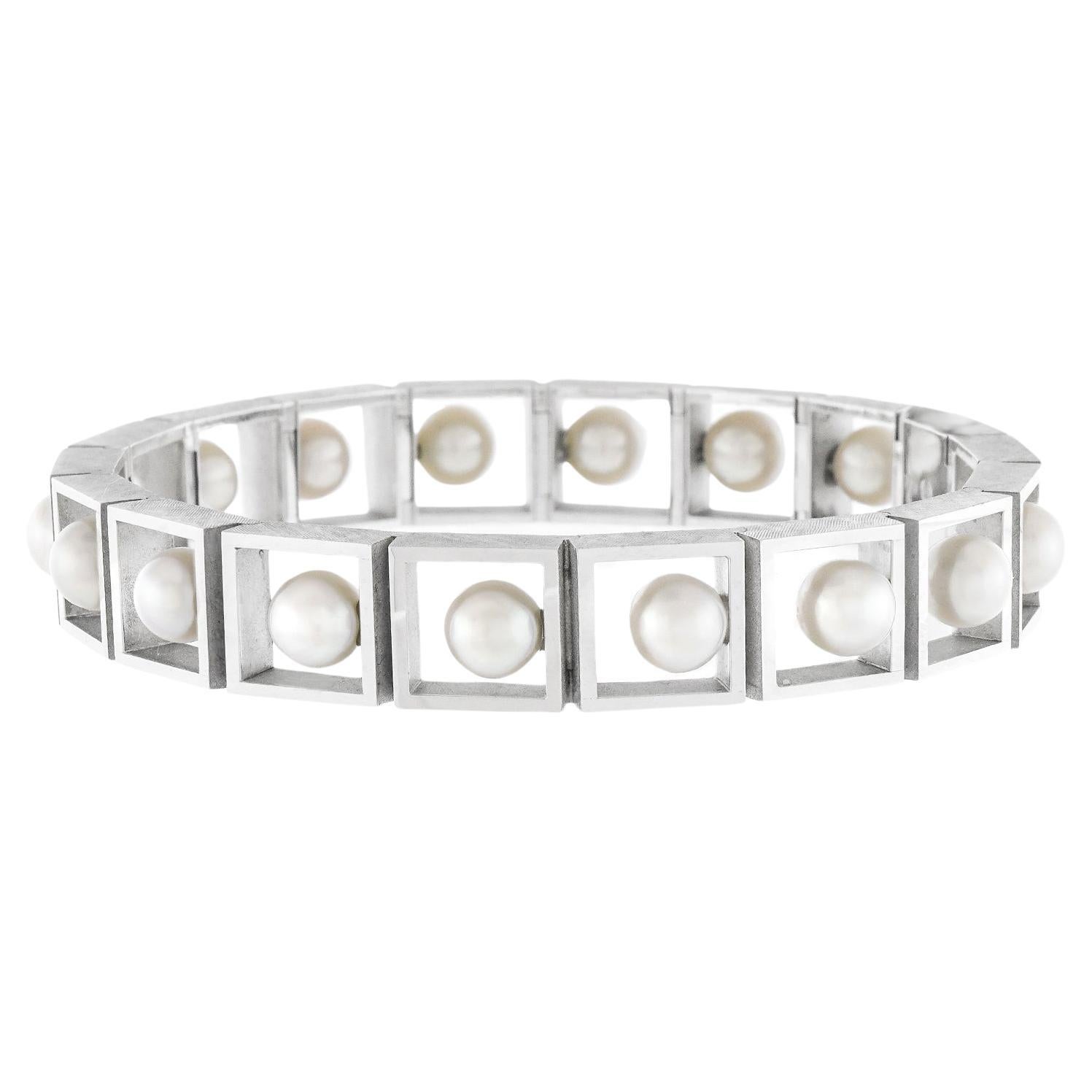 Bracelet moderniste en or blanc serti de perles en vente