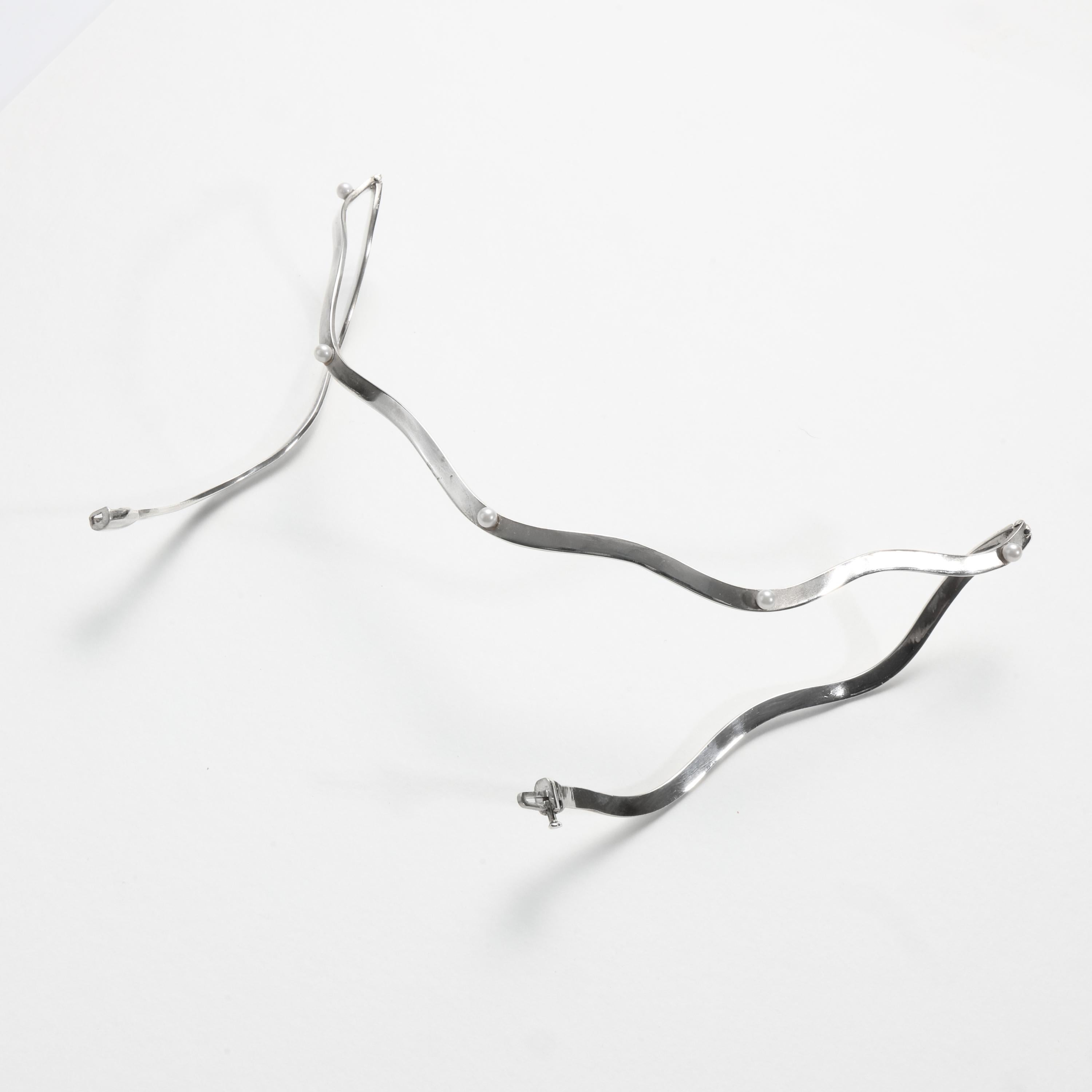 Perlenkette & Tiara, Einzigartig, Silber, Modernistische Perlenkette im Angebot 1