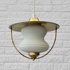 Modernistische Pendelleuchte aus Messing und Glas, Bent Karlby zugeschrieben, Dänemark, 1960er Jahre