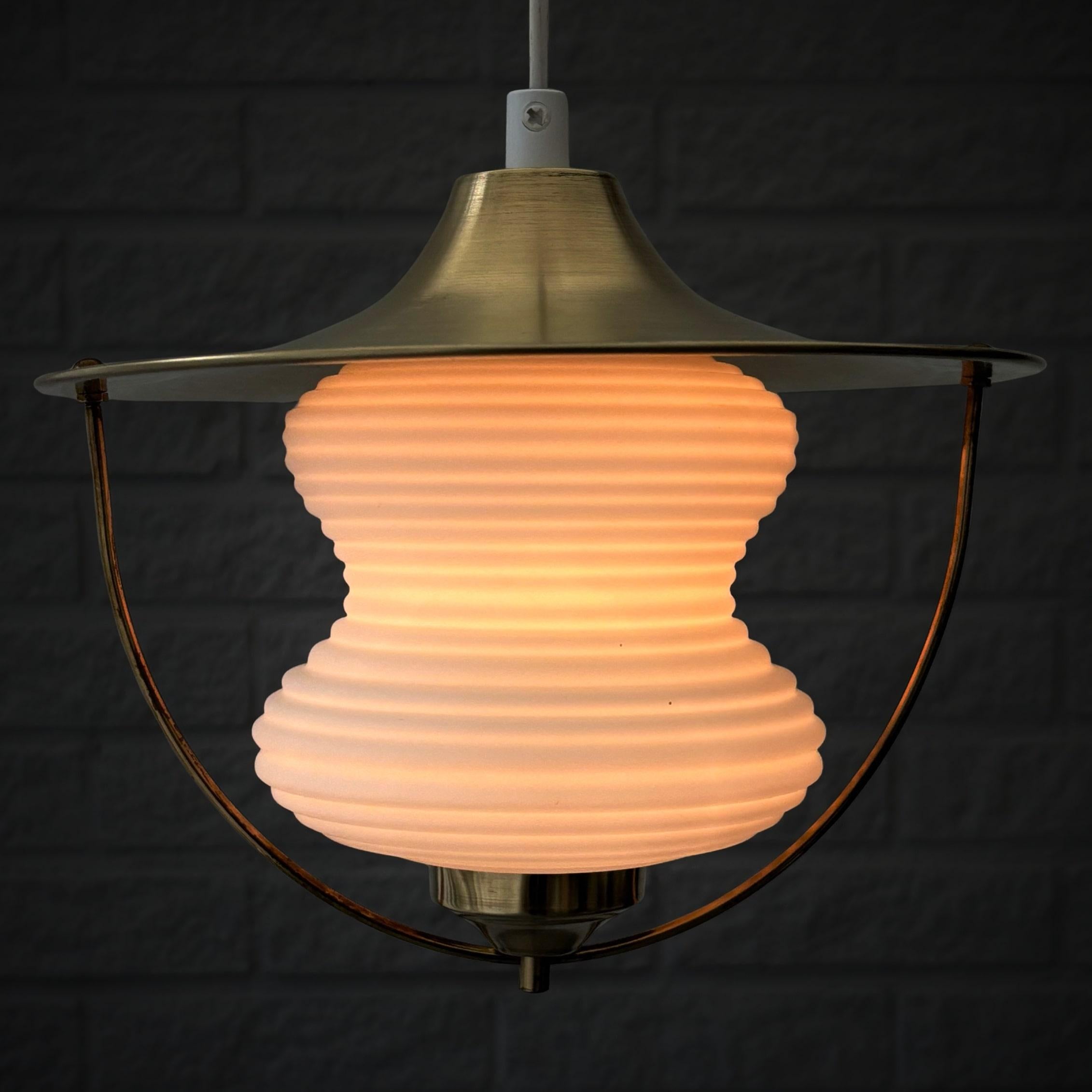 Scandinave moderne Lampe suspendue moderniste, laiton et verre, attribuée à Bent Karlby, Danemark, années 1960 en vente