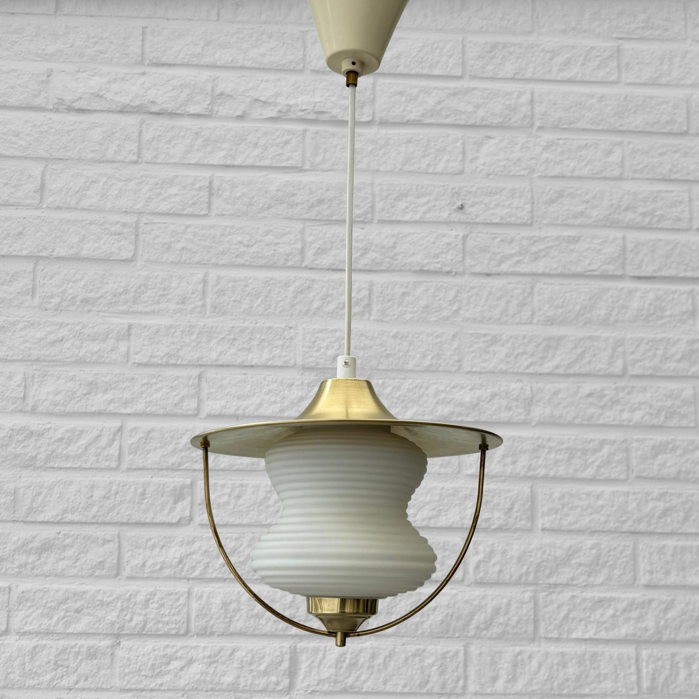 Danois Lampe suspendue moderniste, laiton et verre, attribuée à Bent Karlby, Danemark, années 1960 en vente