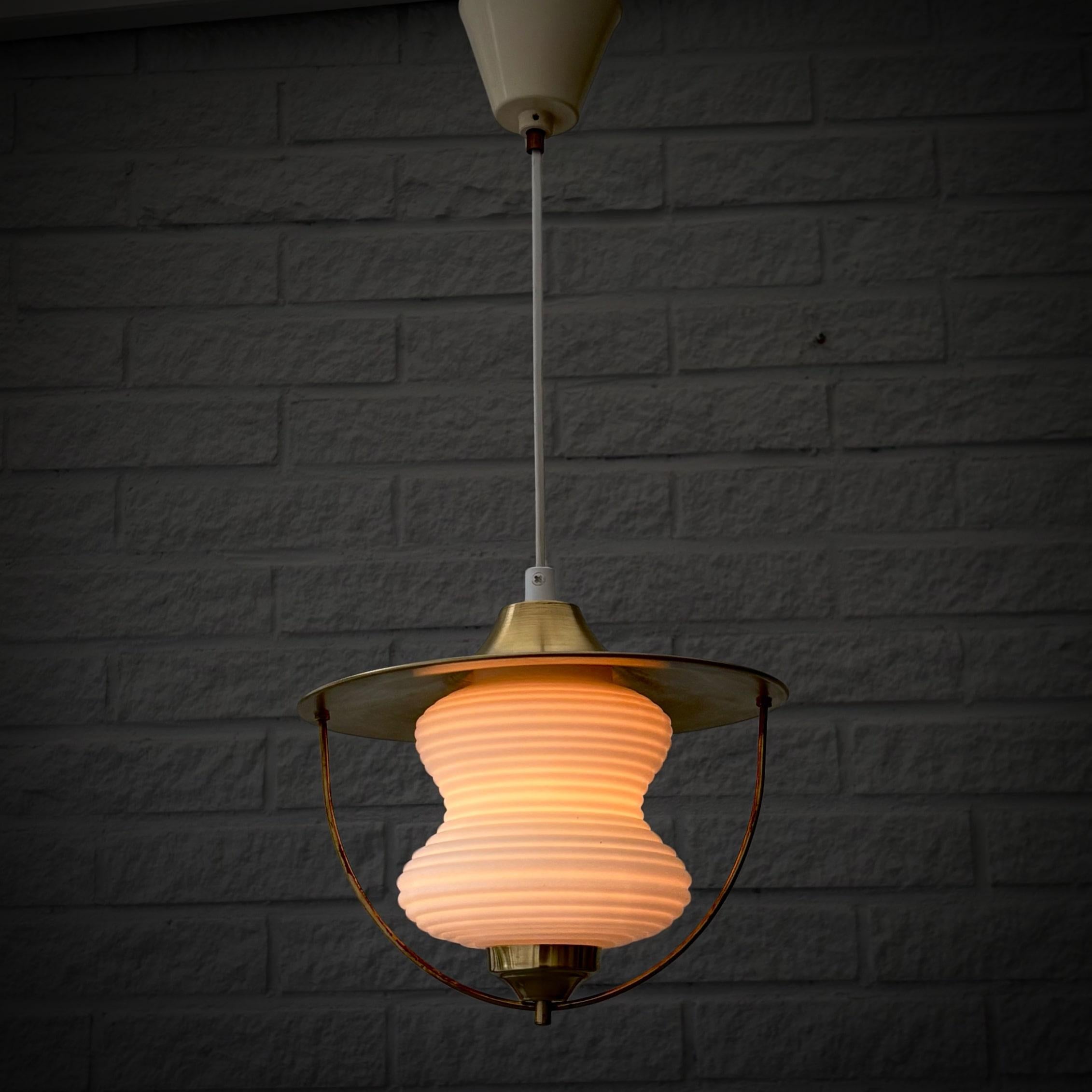 Lampe suspendue moderniste, laiton et verre, attribuée à Bent Karlby, Danemark, années 1960 Bon état - En vente à Forserum, SE