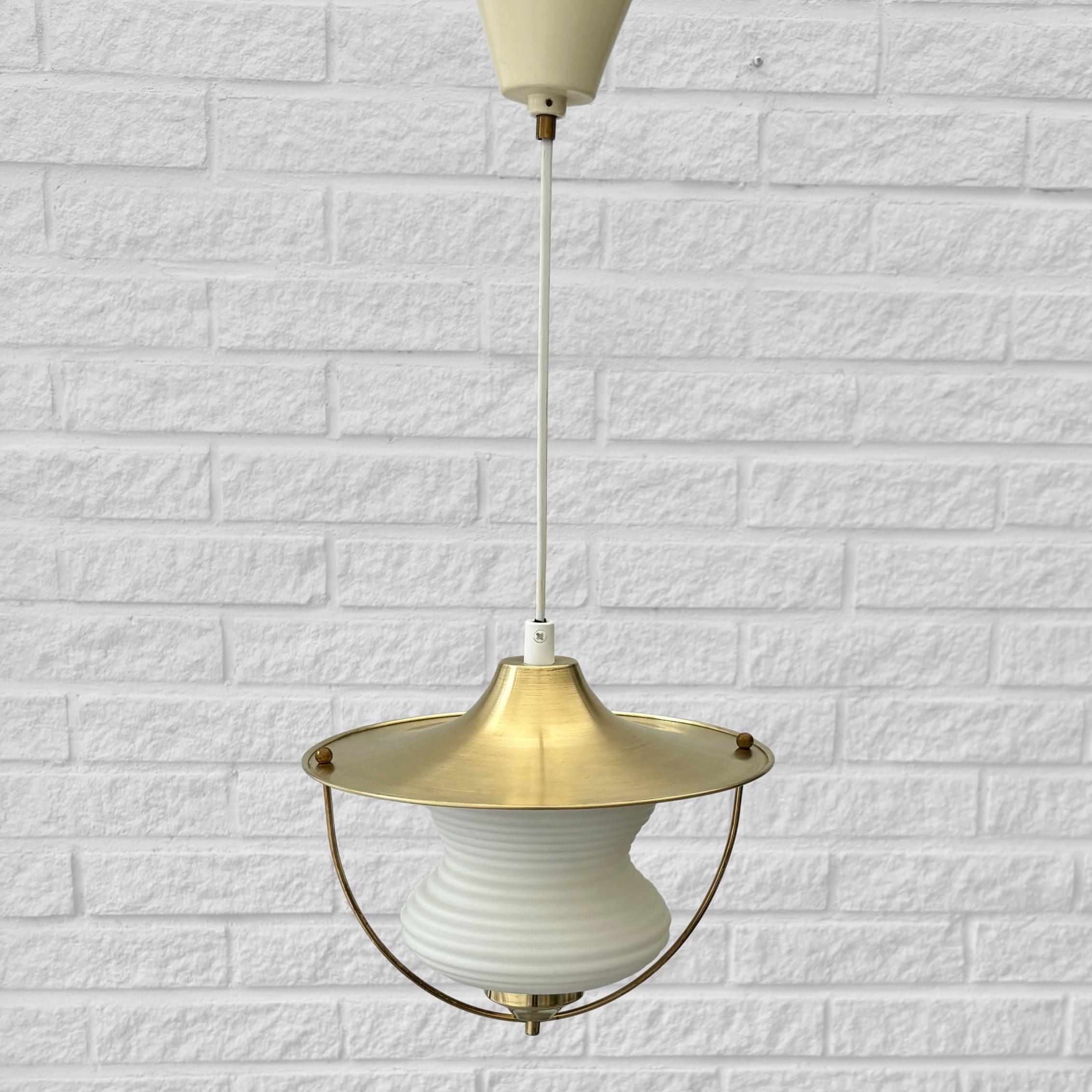Milieu du XXe siècle Lampe suspendue moderniste, laiton et verre, attribuée à Bent Karlby, Danemark, années 1960 en vente