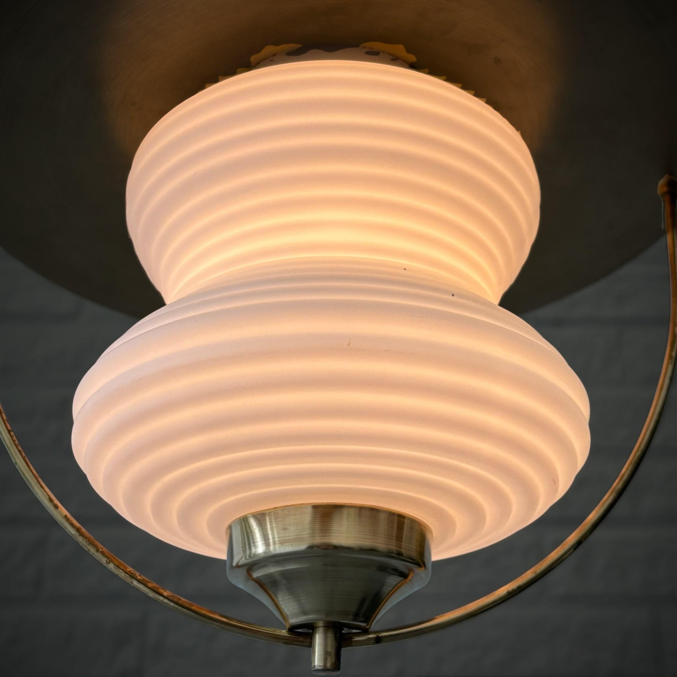 Lampe suspendue moderniste, laiton et verre, attribuée à Bent Karlby, Danemark, années 1960 en vente 1