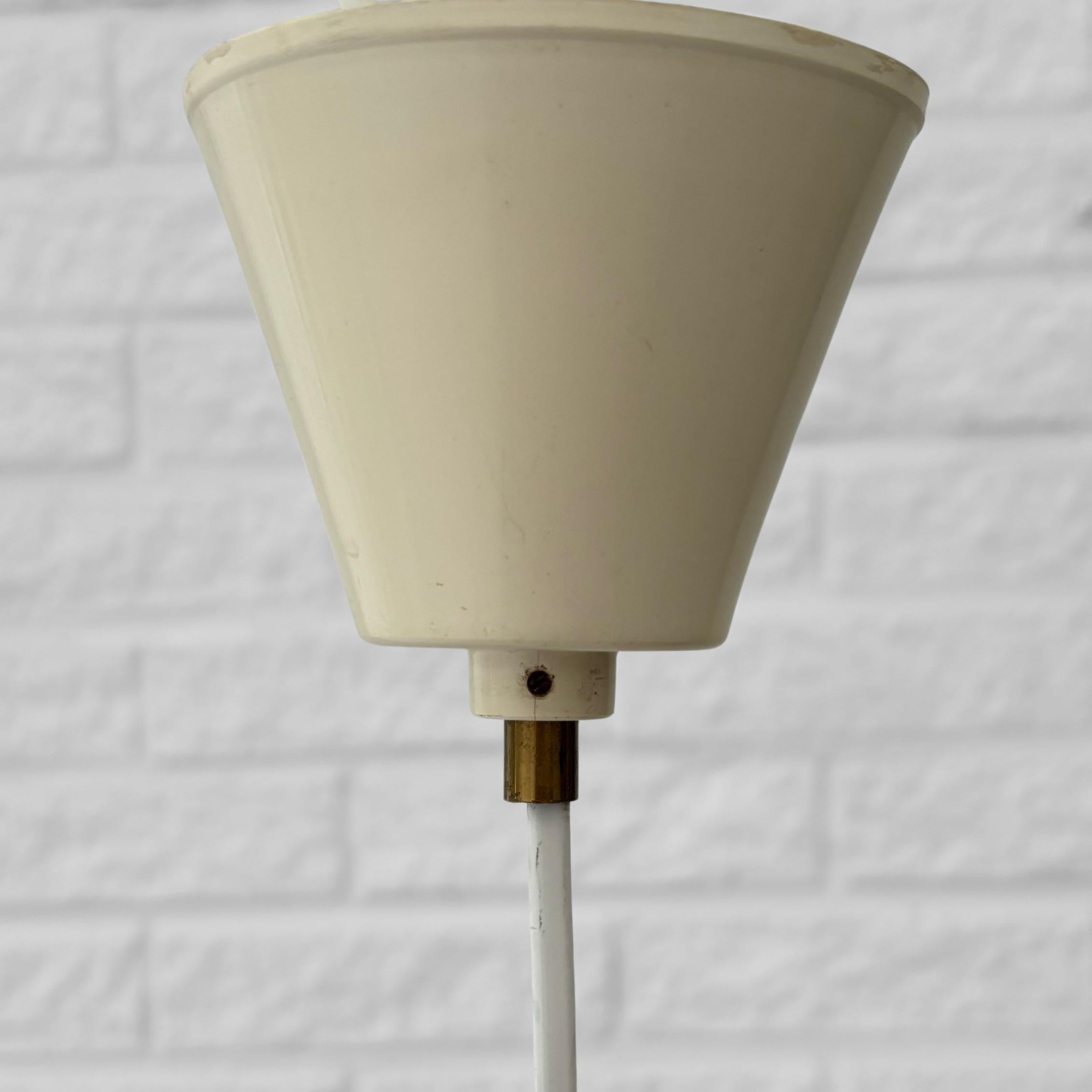 Lampe suspendue moderniste, laiton et verre, attribuée à Bent Karlby, Danemark, années 1960 en vente 2