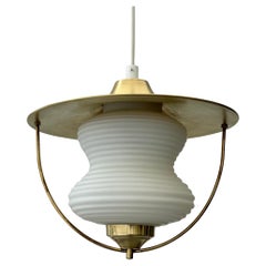 Modernistische Pendelleuchte aus Messing und Glas, Bent Karlby zugeschrieben, Dänemark, 1960er Jahre