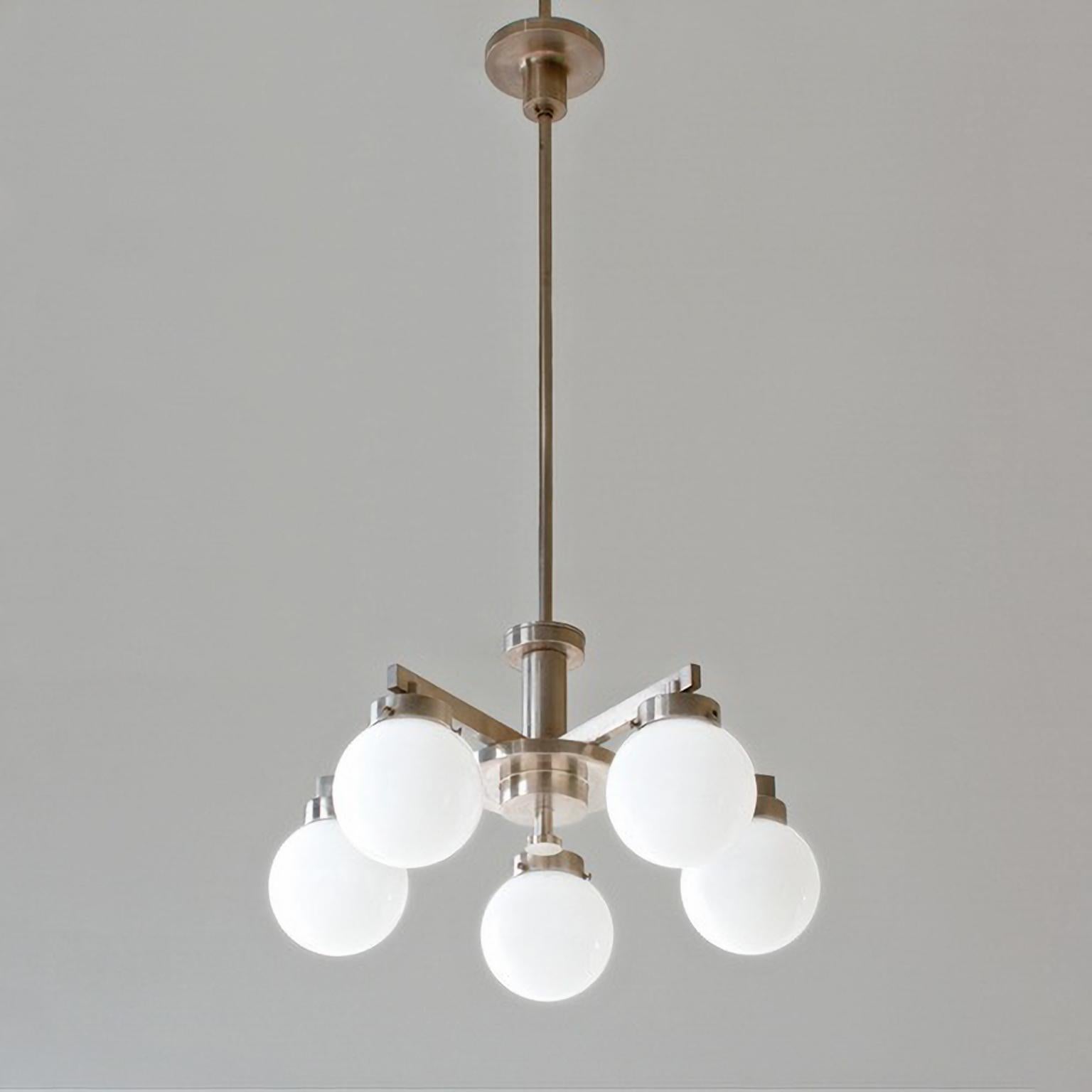 Tedesco Lampada a sospensione modernista in ottone nichelato con 5 lampadine in vetro opalino circa1930 in vendita
