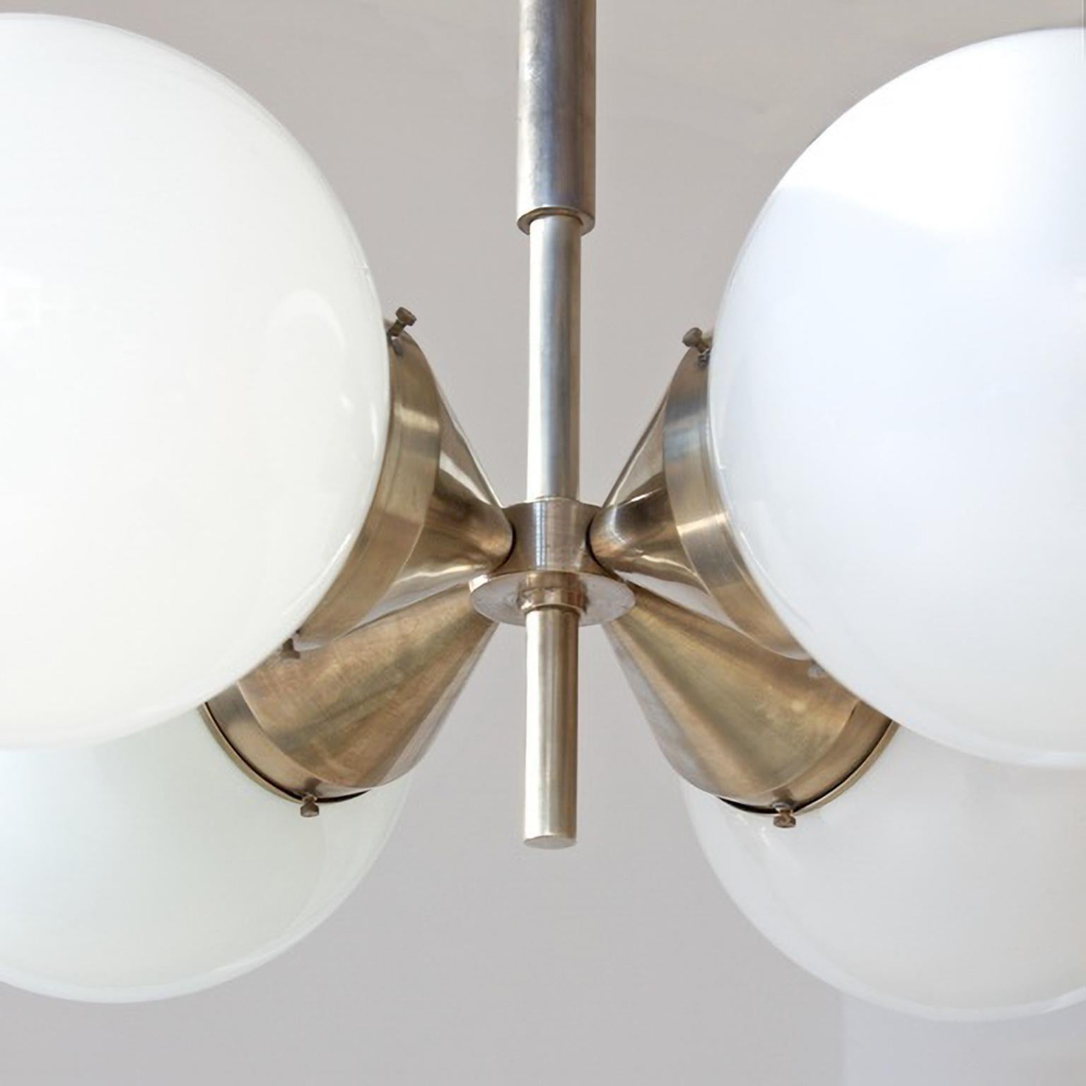 XXIe siècle et contemporain Suspension moderniste avec 4 ampoules en verre opalin, laiton nickelé, sur mesure en vente