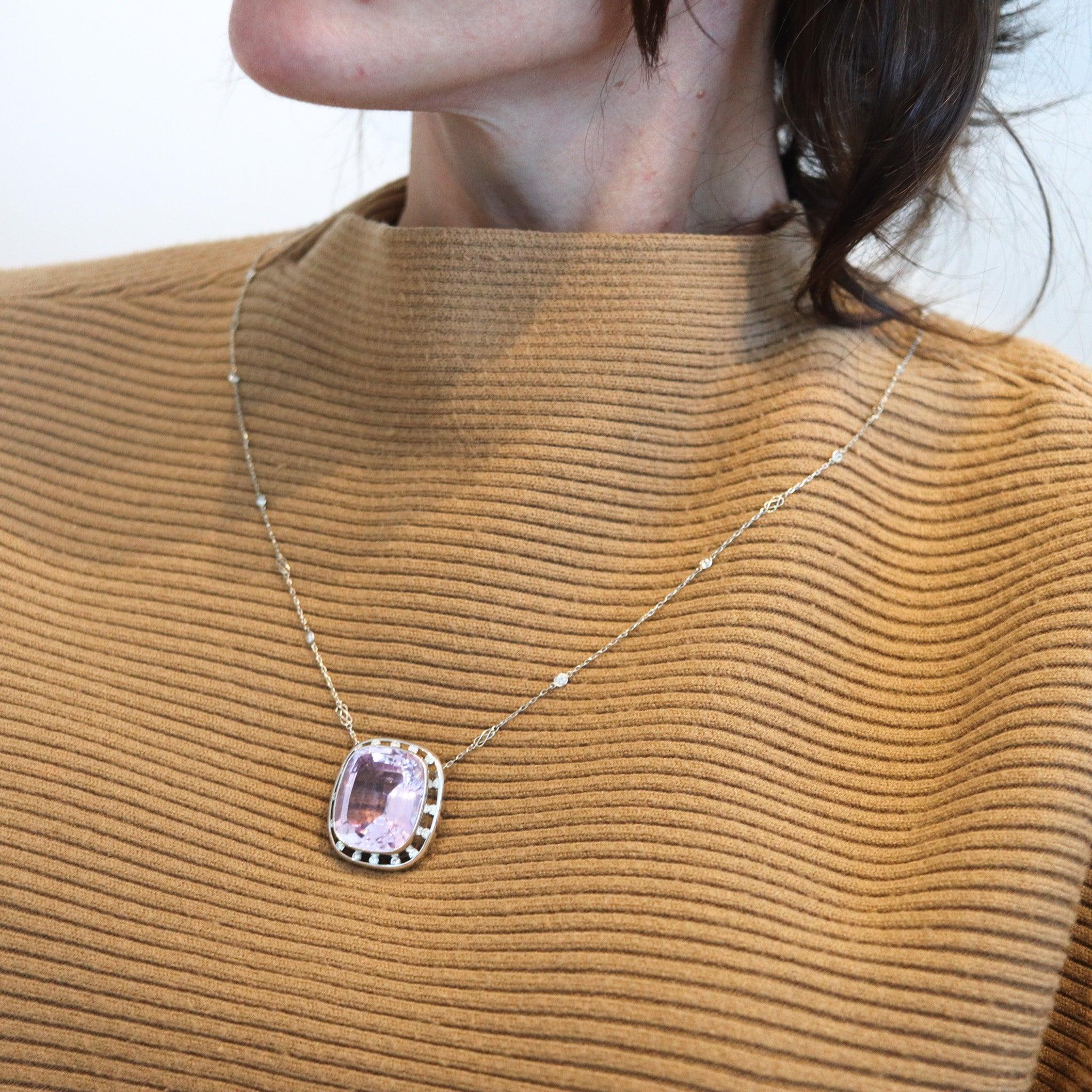 Collier pendentif moderniste avec une kunzite.

Ce collier-pendentif est fabriqué en Italie en or blanc massif de 18 carats avec une finition polie. Elle est très belle avec un look contemporain, des motifs classiques et est ornée d'une kunzite rose