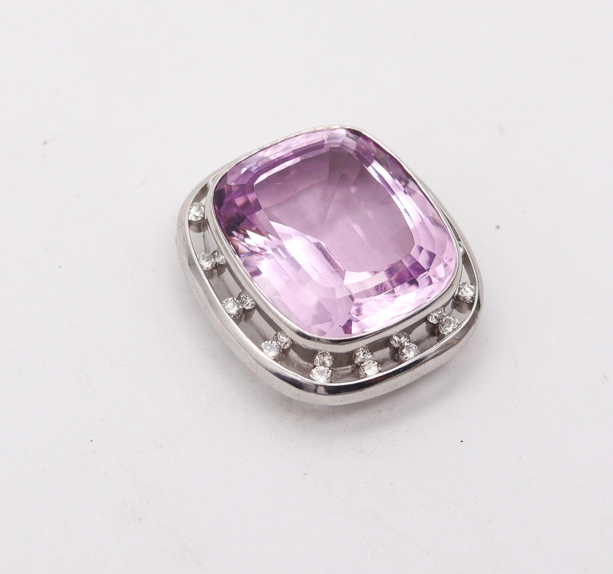 Moderniste Collier pendentif moderniste en or 18 carats avec kunzite et diamants 37,69 carats en vente