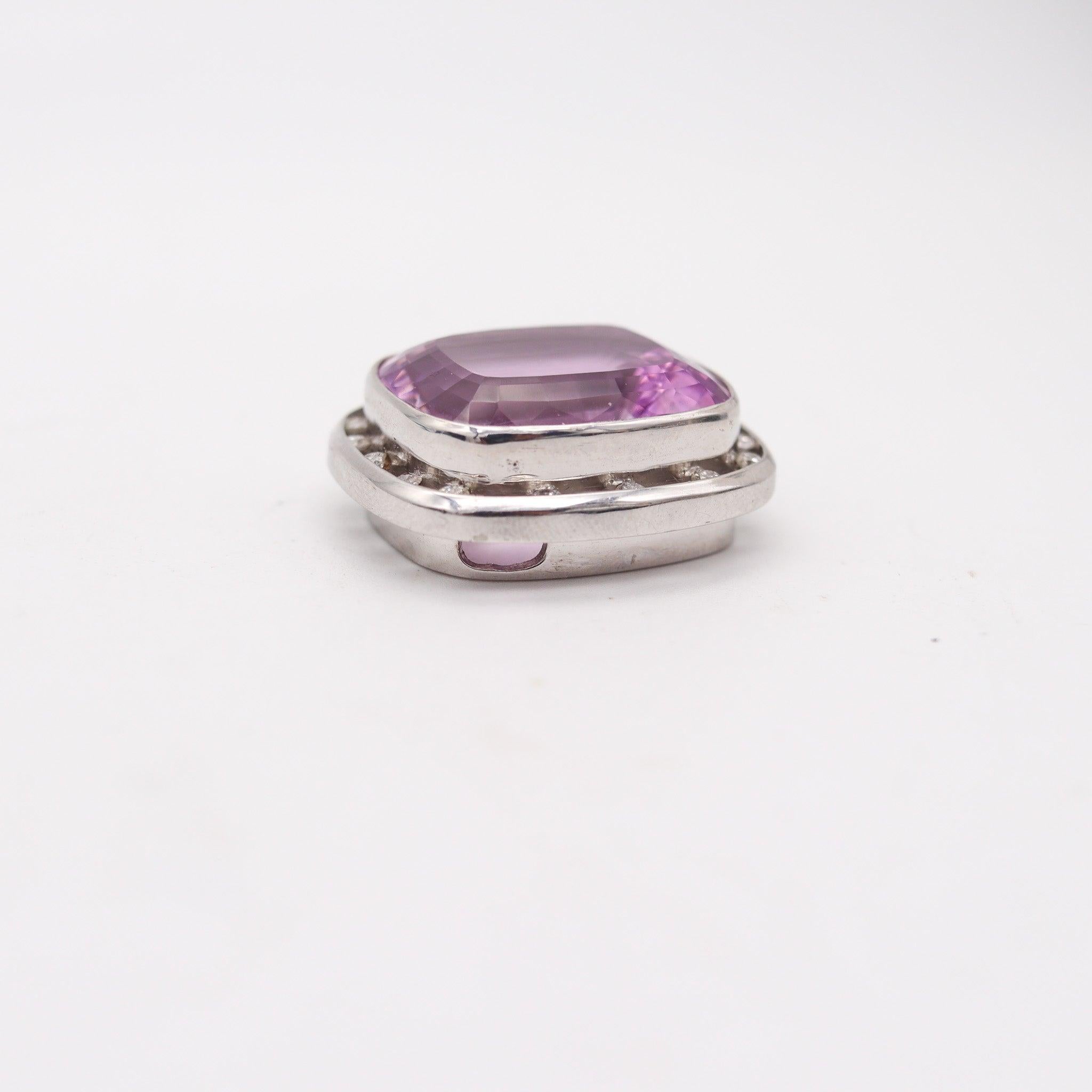 Taille coussin Collier pendentif moderniste en or 18 carats avec kunzite et diamants 37,69 carats en vente