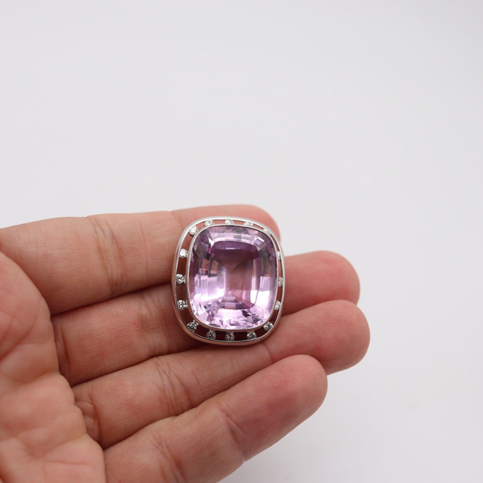 Collier pendentif moderniste en or 18 carats avec kunzite et diamants 37,69 carats Excellent état - En vente à Miami, FL