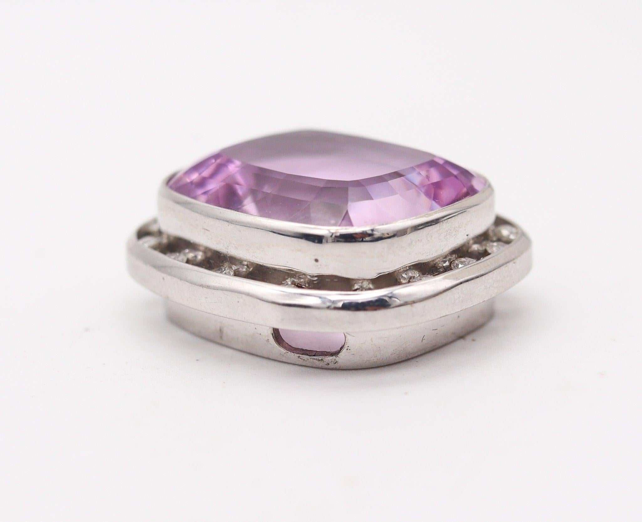 Collier pendentif moderniste en or 18 carats avec kunzite et diamants 37,69 carats Pour femmes en vente
