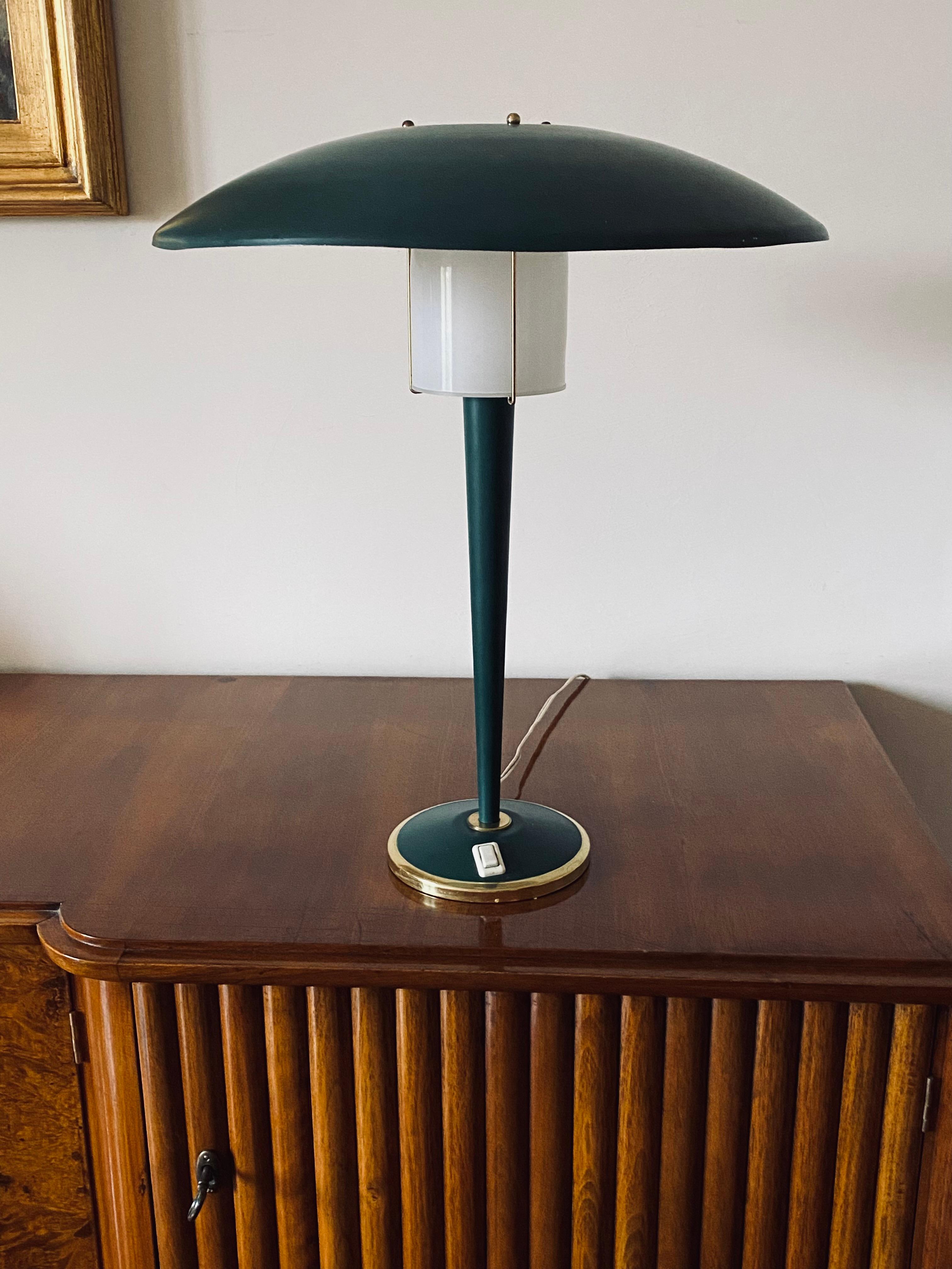 Lampe de table moderniste vert pétrole

France années 1960

Laiton, métal, lucite

H 50 x 40 cm Diam.

Condit : excellent, conforme à l'usage et à l'âge. Dans les conditions de travail.