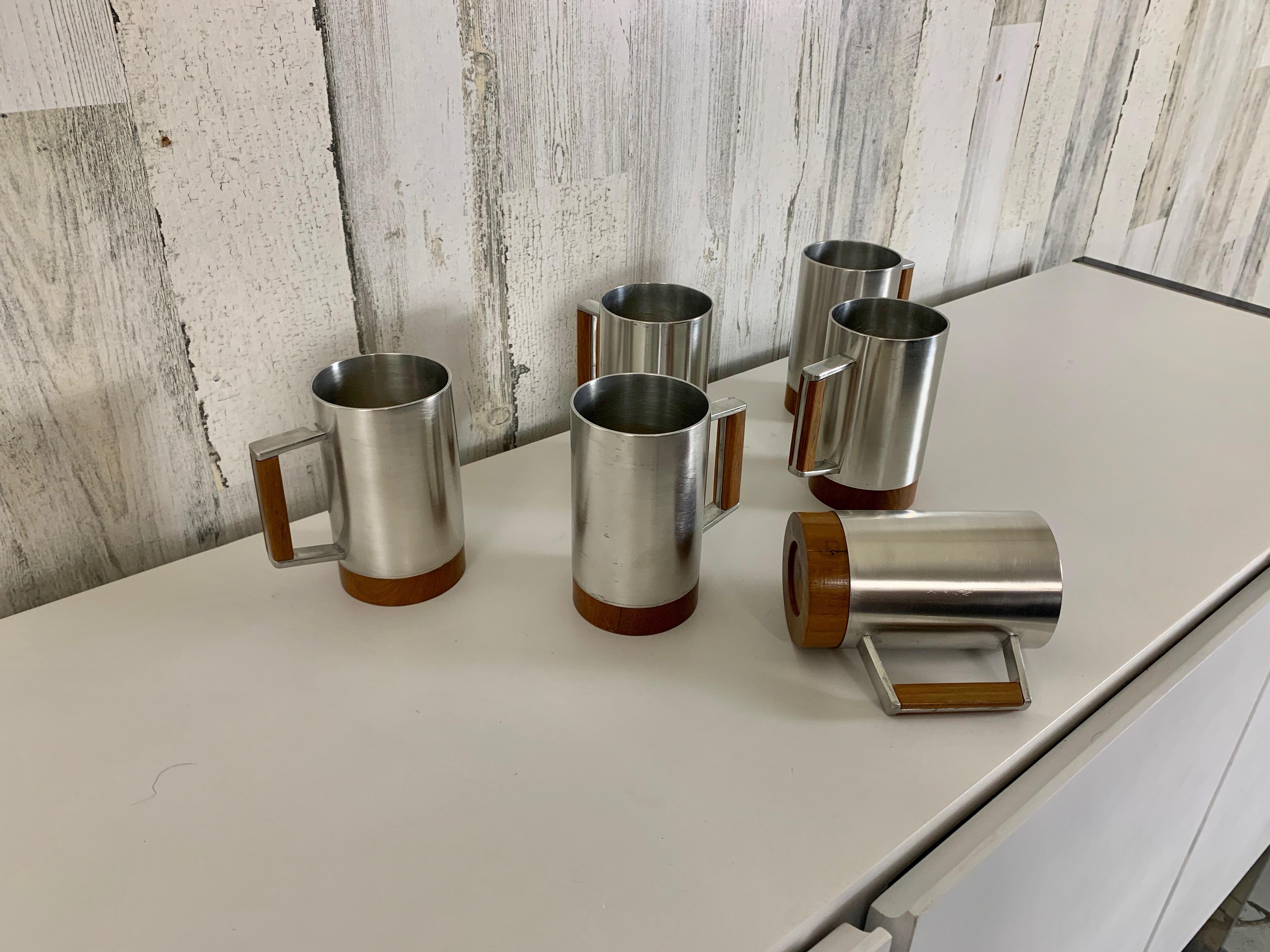 Juego de seis jarras modernistas de peltre y teca en venta 7