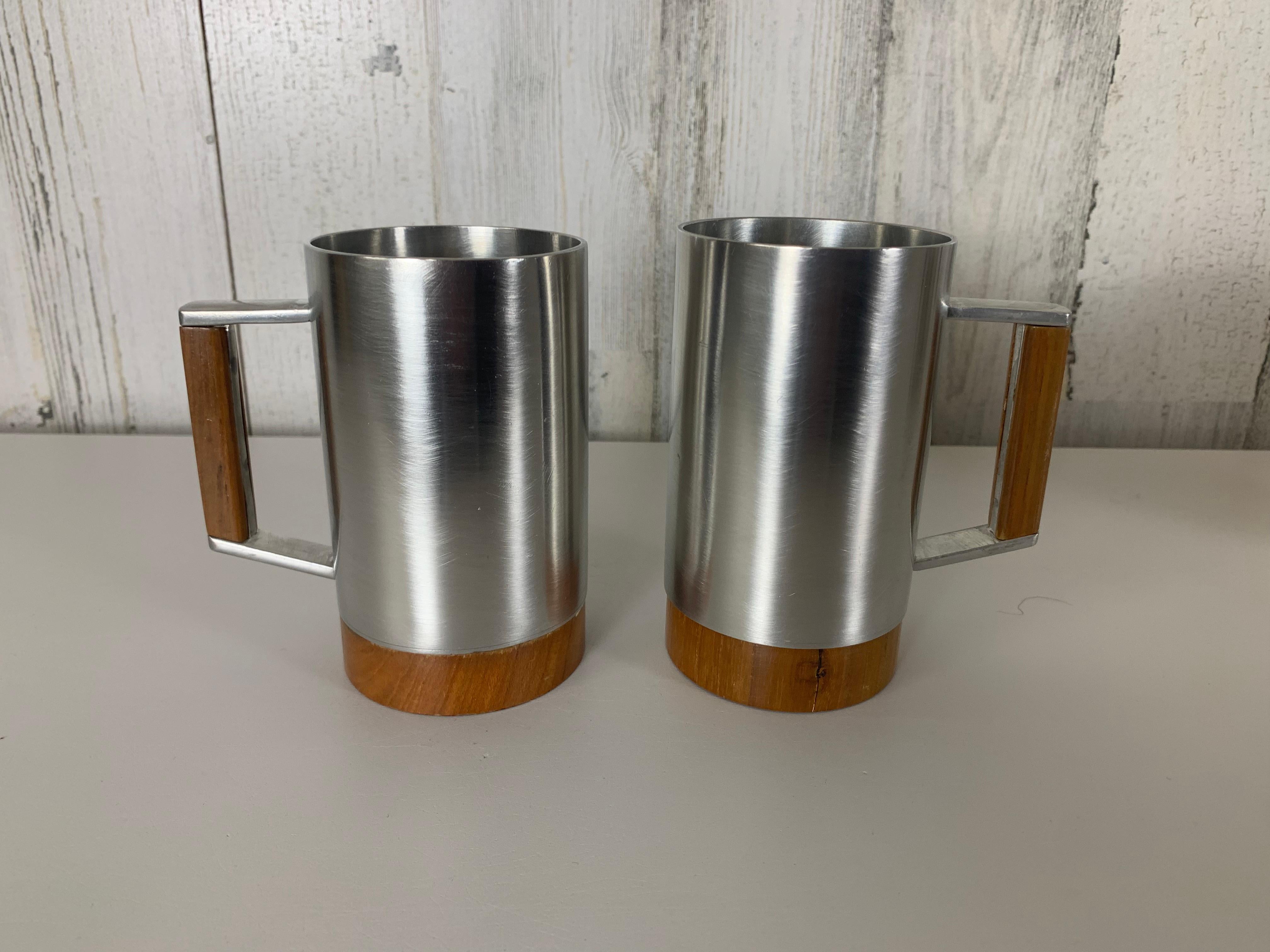 Juego de seis jarras modernistas de peltre y teca en venta 9