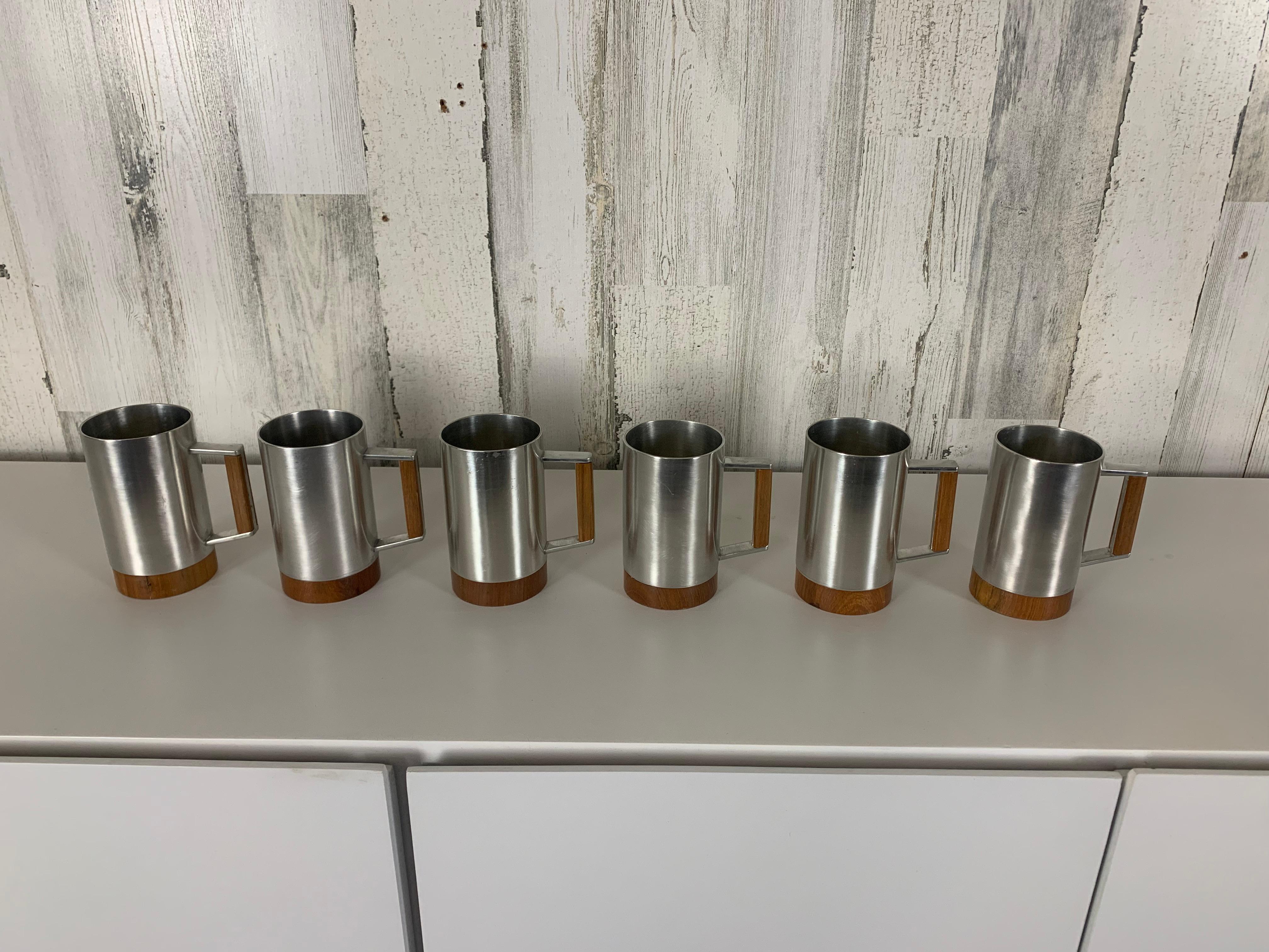 Juego de seis jarras modernistas de peltre y teca en Bueno estado para la venta en Denton, TX