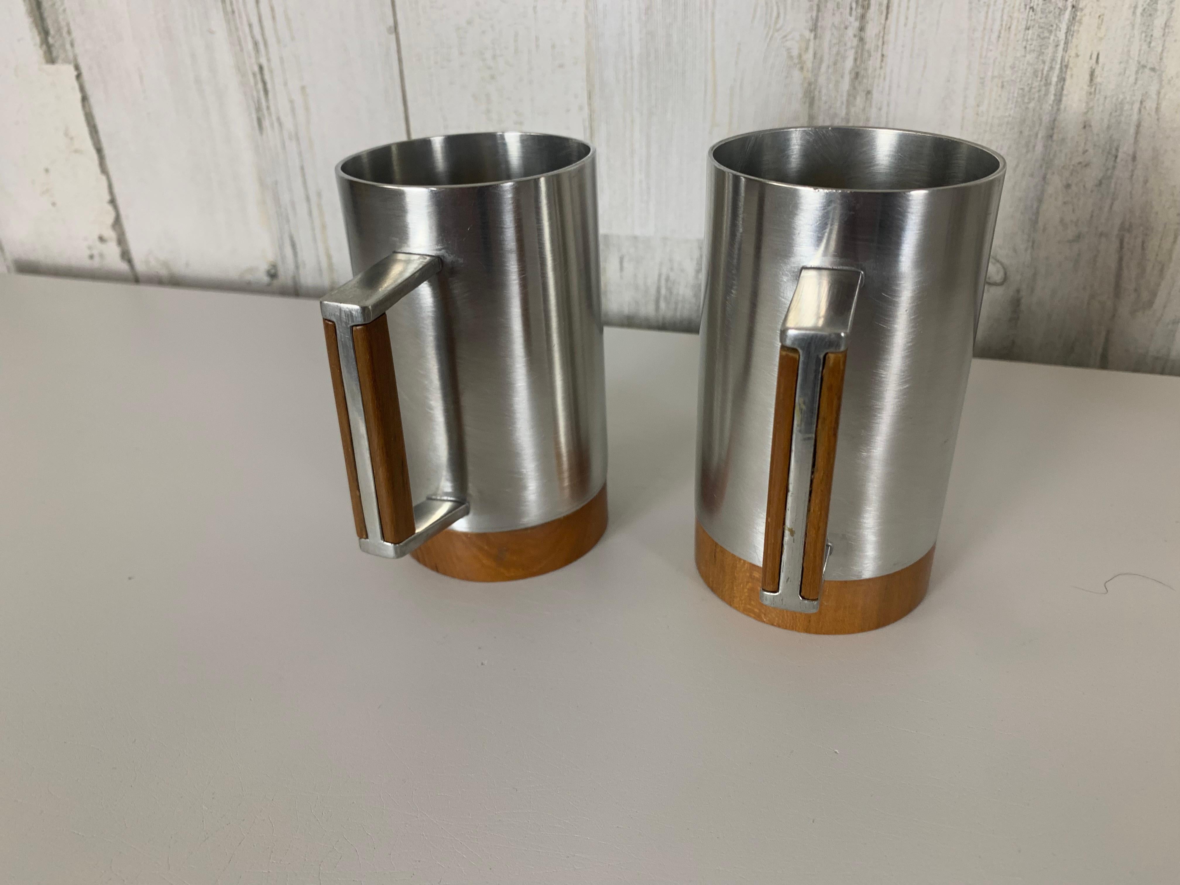Juego de seis jarras modernistas de peltre y teca Peltre en venta