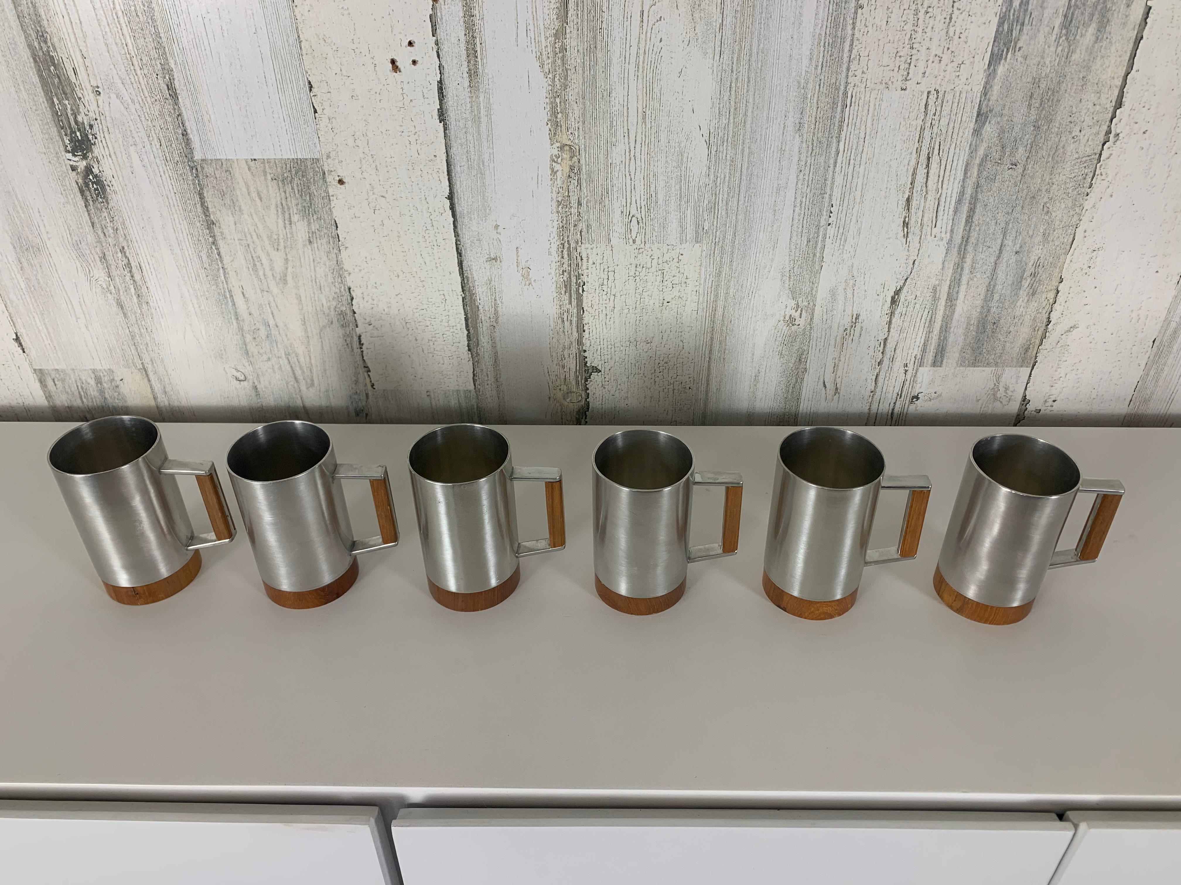 Juego de seis jarras modernistas de peltre y teca en venta 1