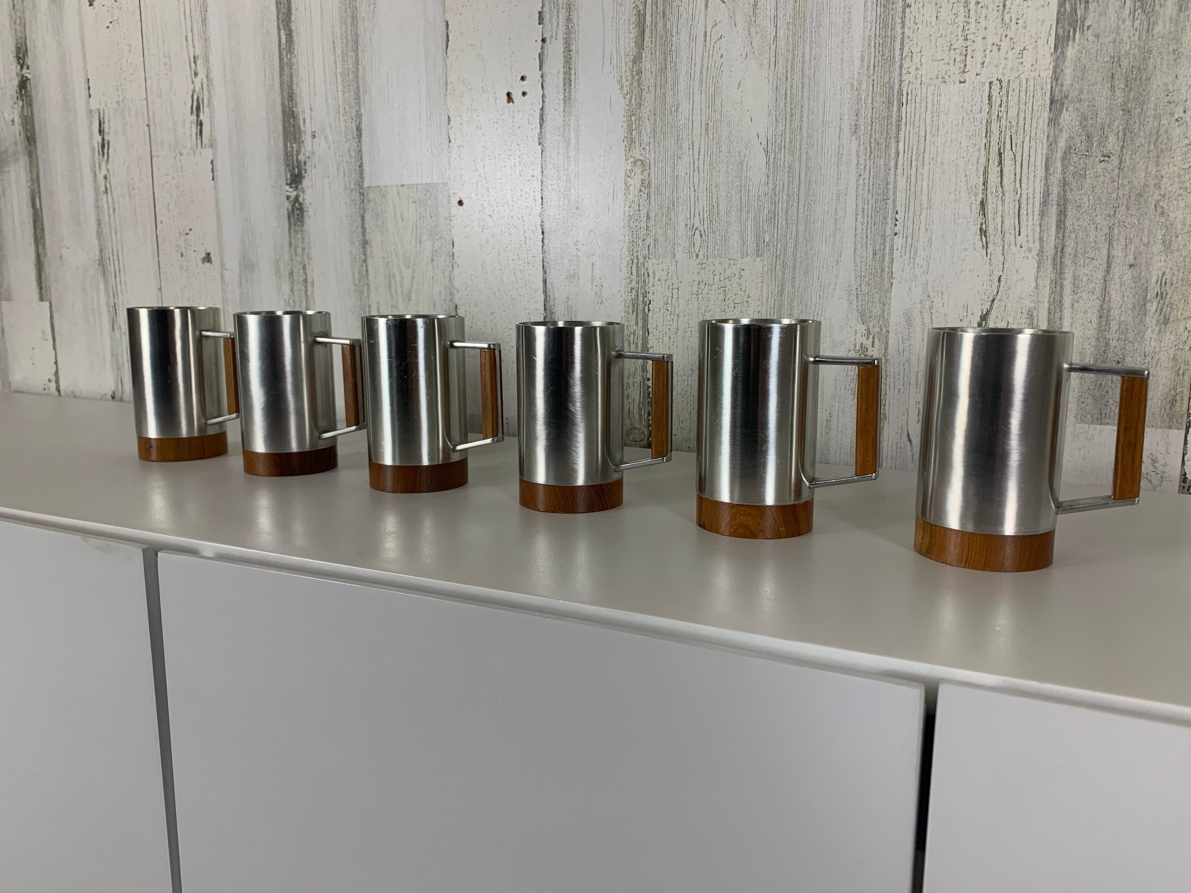 Juego de seis jarras modernistas de peltre y teca en venta 2