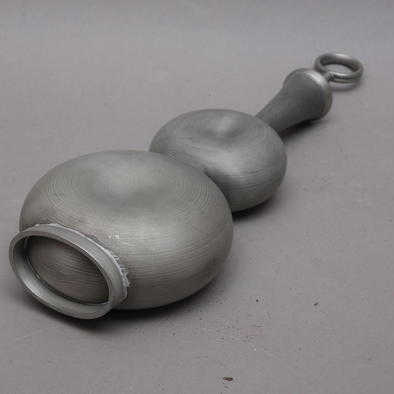 Elegante e architettonica bottiglia modernista in peltro disegnata da Gunnar Havstad, uno dei più famosi artisti norvegesi del XX secolo. Creato negli anni '50, questo vaso scultoreo presenta un'audace composizione geometrica con forme sferiche e