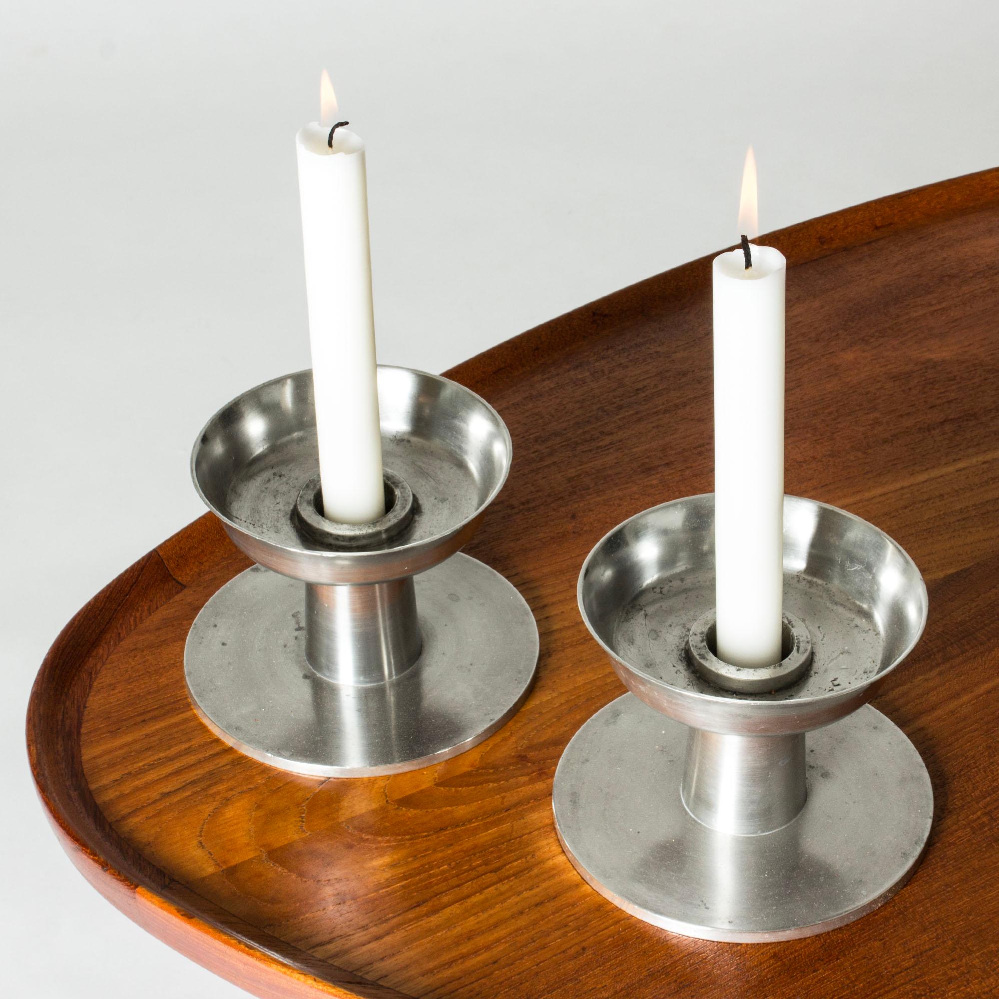 Candeleros modernistas de peltre de Björn Trädgårdh, Svenskt Tenn, Suecia, 1930 Sueco en venta