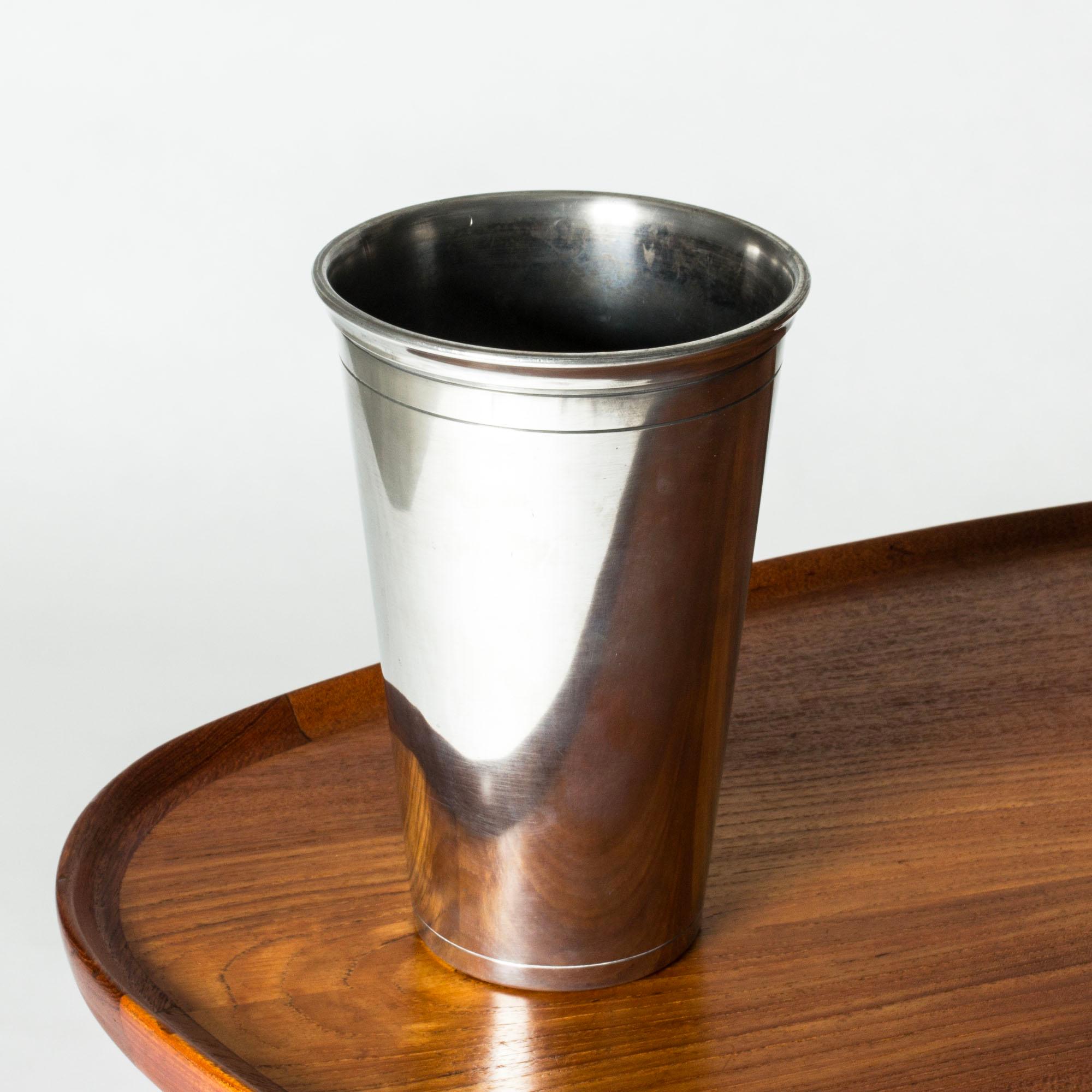 Elegant vase en étain de Svenskt Tenn, à la forme épurée et effilée. Décor de rayures sur le pourtour.