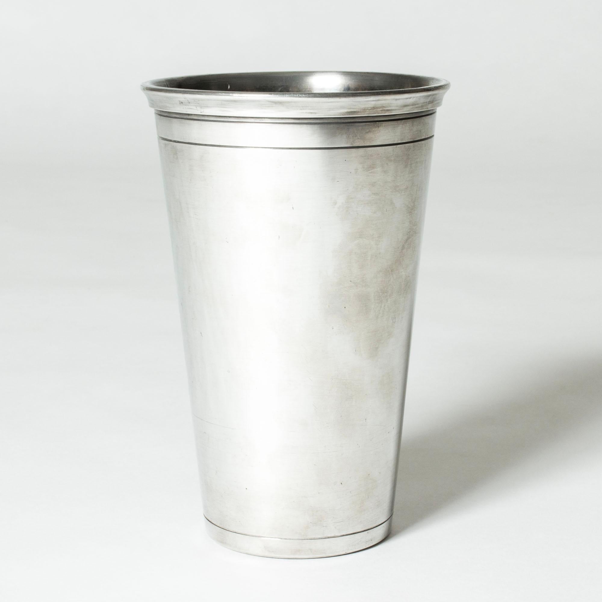 Scandinave moderne Vase moderniste en étain de Svenskt Tenn, Suède, 1948 en vente