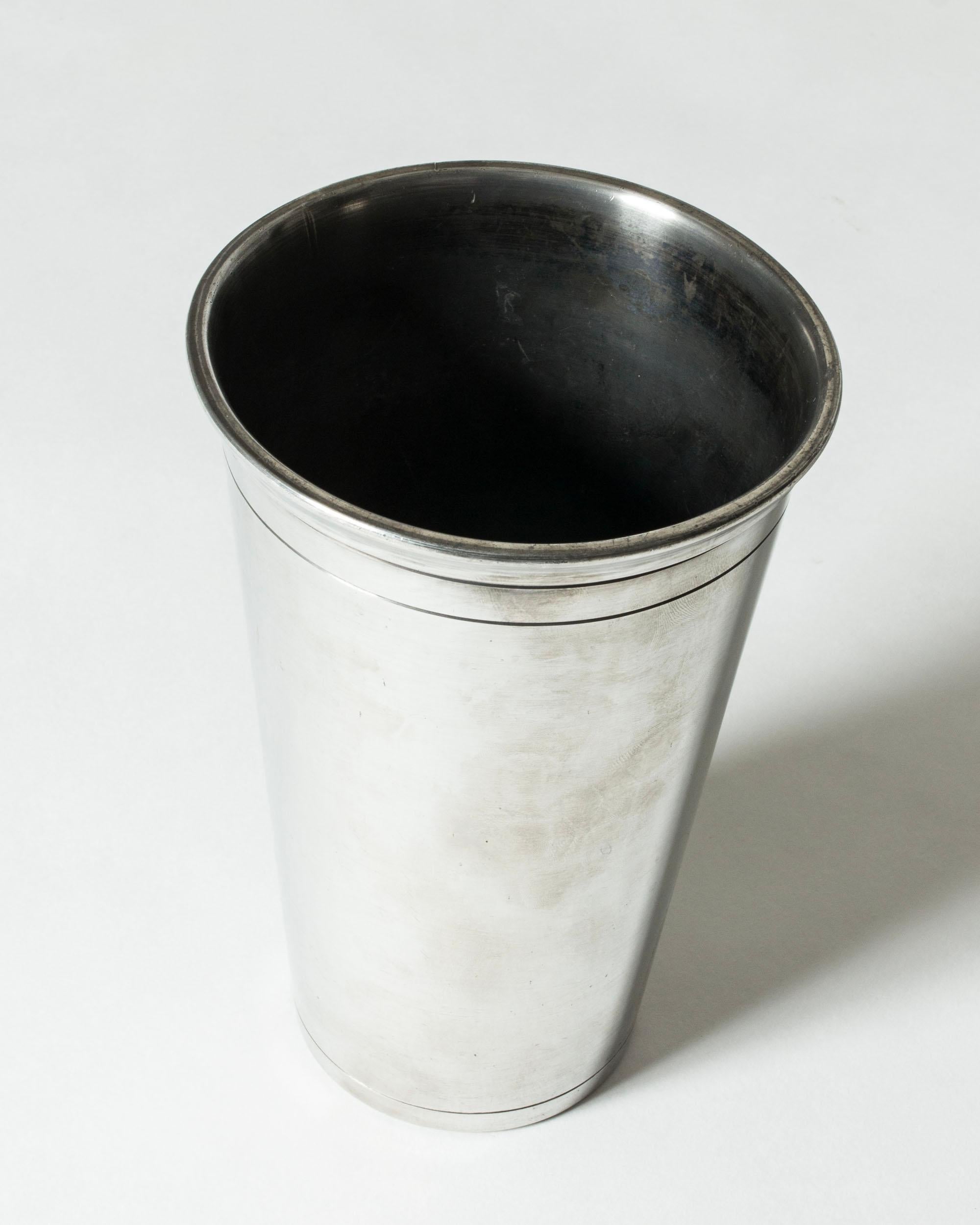Milieu du XXe siècle Vase moderniste en étain de Svenskt Tenn, Suède, 1948 en vente
