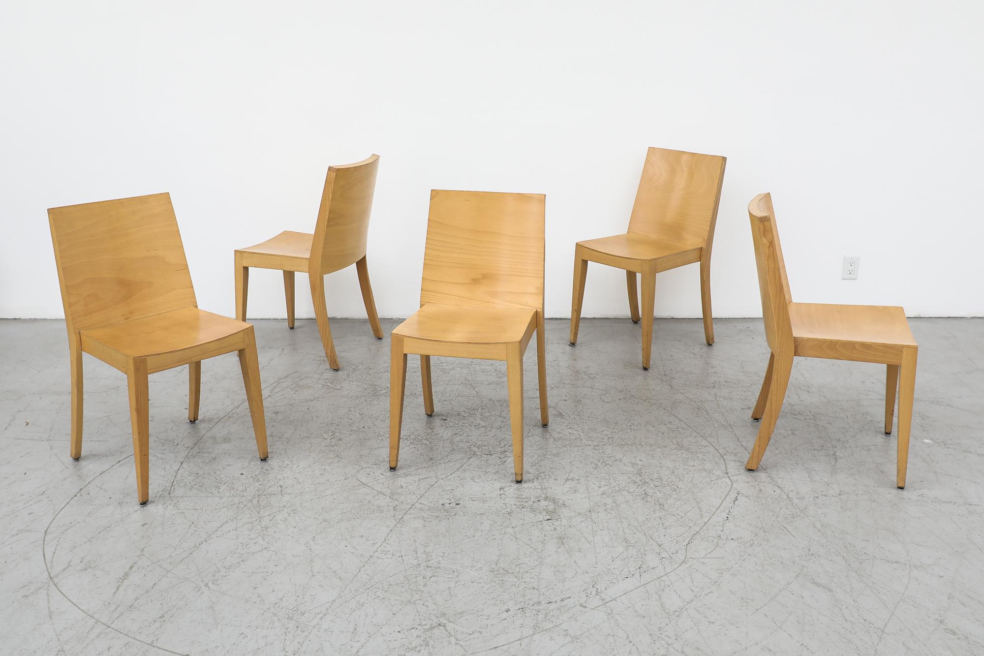 Sillas apilables de madera rubia estilo Philippe Starck. Grandes líneas arquitectónicas. En estado original con desgaste visible, acorde con la edad y el uso. También disponible en versión marrón oscuro (LU922427276402), que se indica por separado.