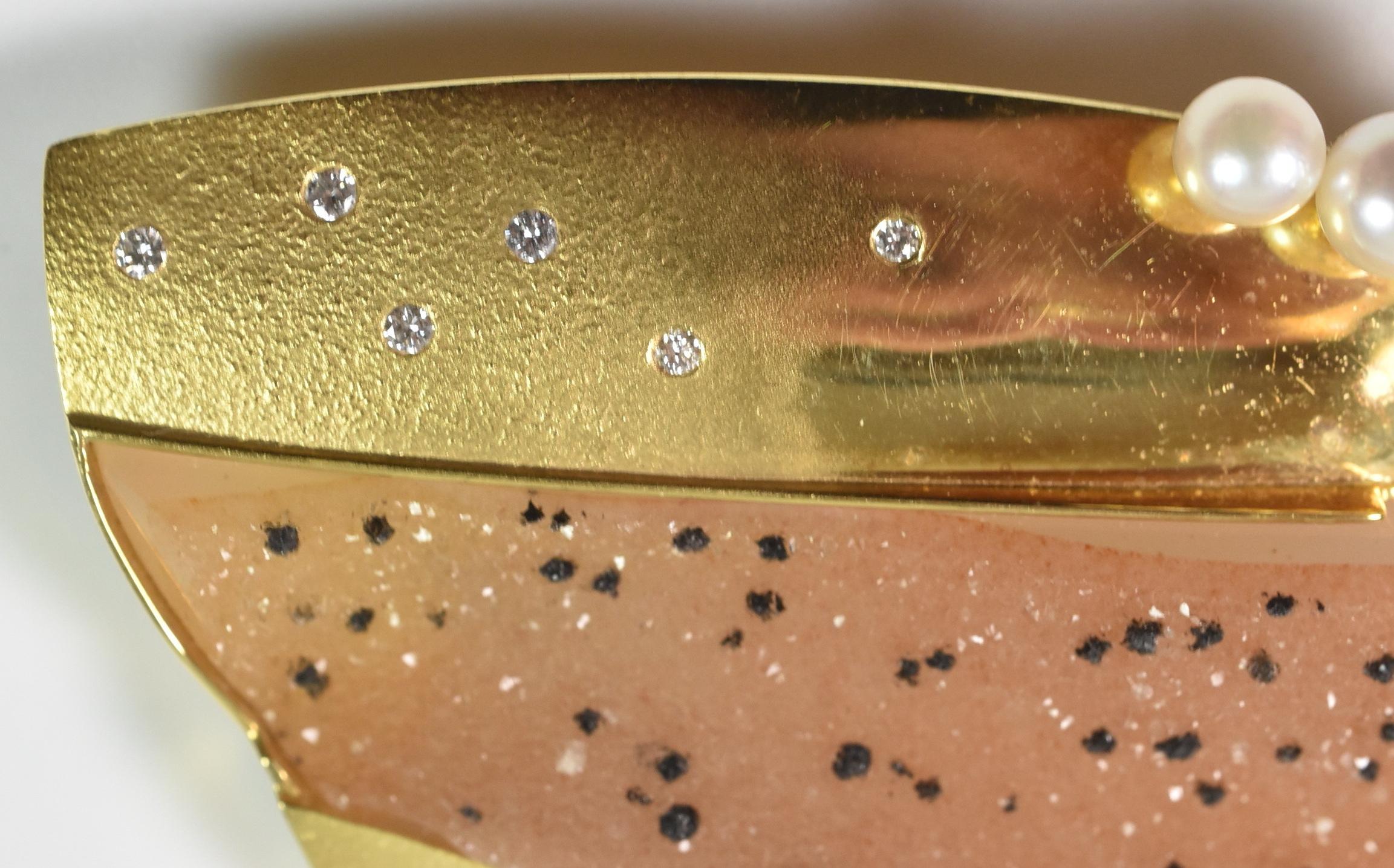 Moderno Spilla modernista in oro 18k con diamanti e pietra lucida di Susan Helmich in vendita
